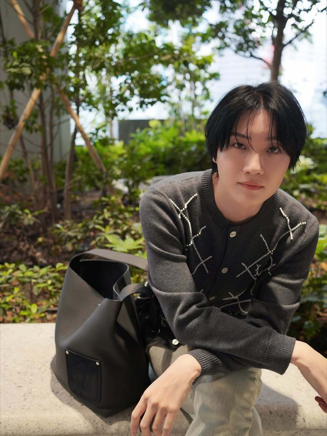 。LOUIS VUITTON 机缝珍珠标识针织衫面料：创业30%羊毛，60%棉，10%锦纶。辅料，纽扣采