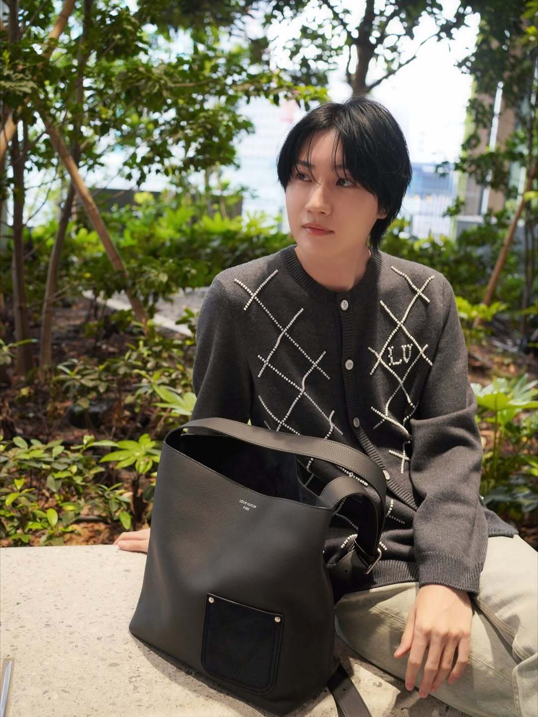 。LOUIS VUITTON 机缝珍珠标识针织衫面料：创业30%羊毛，60%棉，10%锦纶。辅料，纽扣采