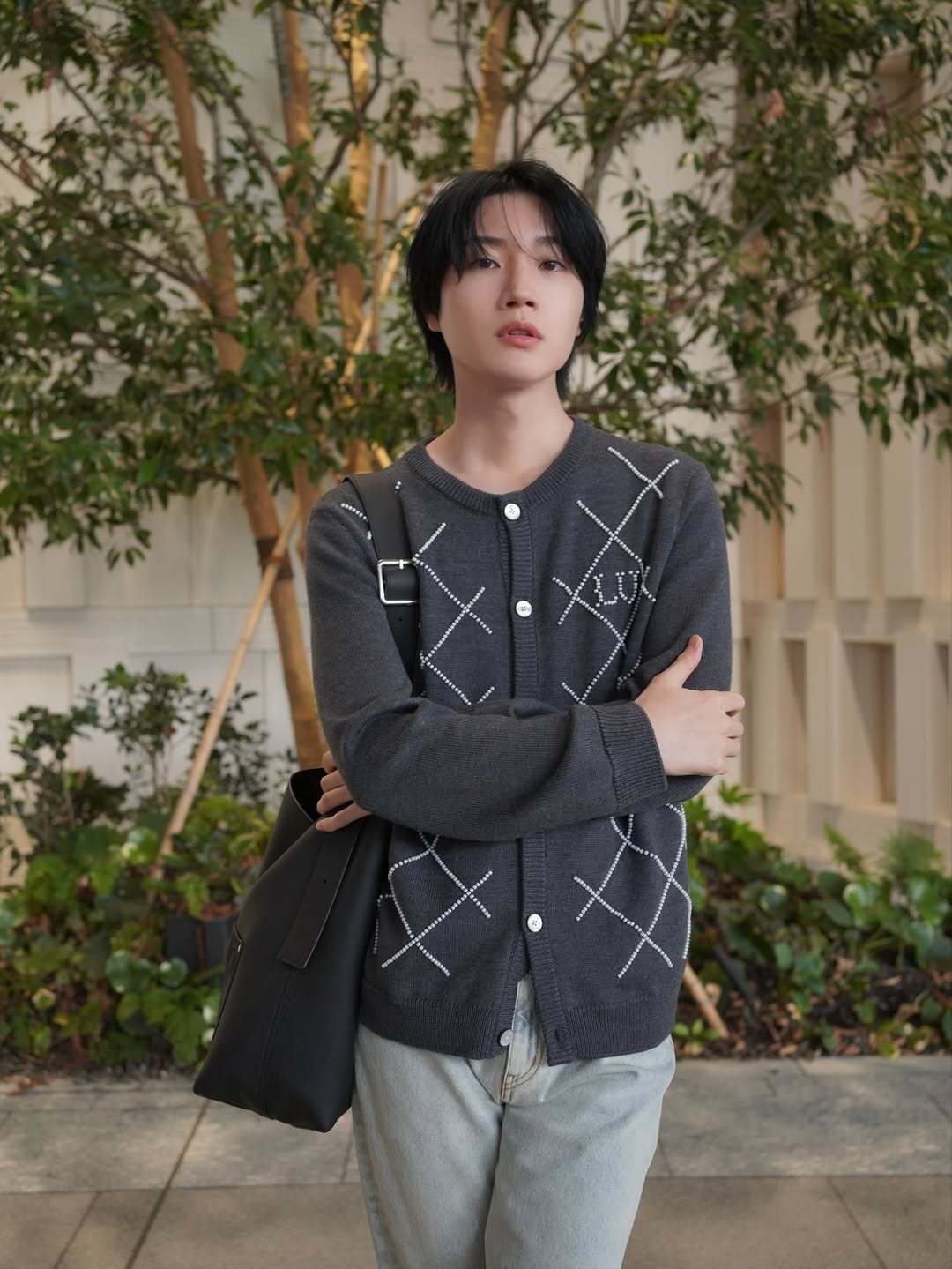 。LOUIS VUITTON 机缝珍珠标识针织衫面料：创业30%羊毛，60%棉，10%锦纶。辅料，纽扣采