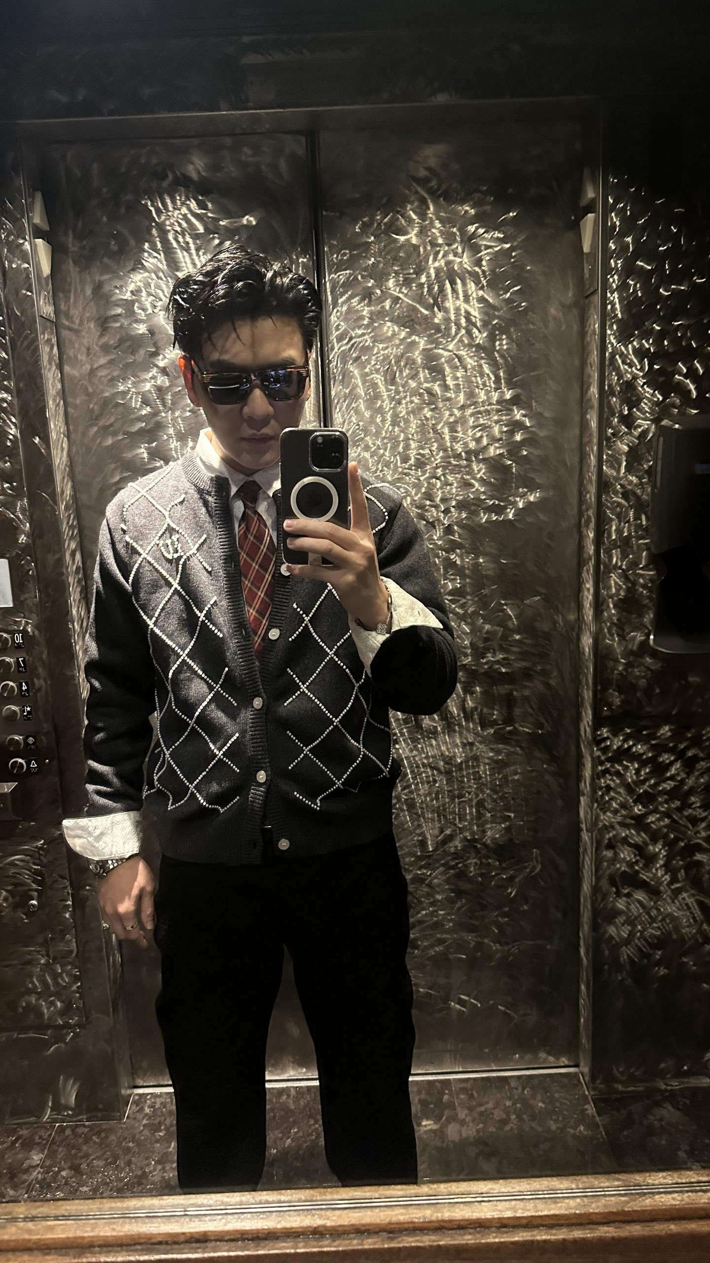 。LOUIS VUITTON 机缝珍珠标识针织衫面料：创业30%羊毛，60%棉，10%锦纶。辅料，纽扣采