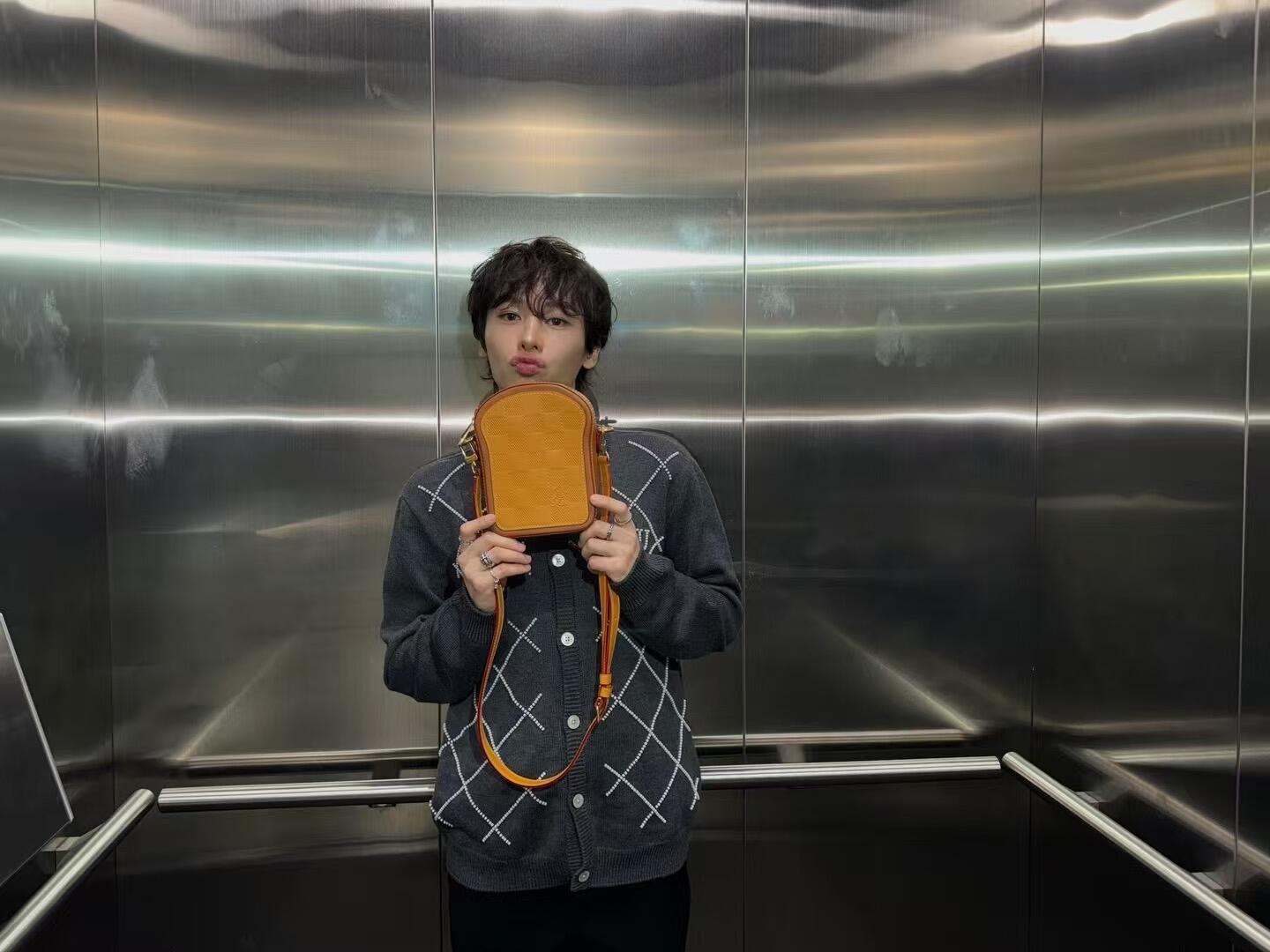 。LOUIS VUITTON 机缝珍珠标识针织衫面料：创业30%羊毛，60%棉，10%锦纶。辅料，纽扣采