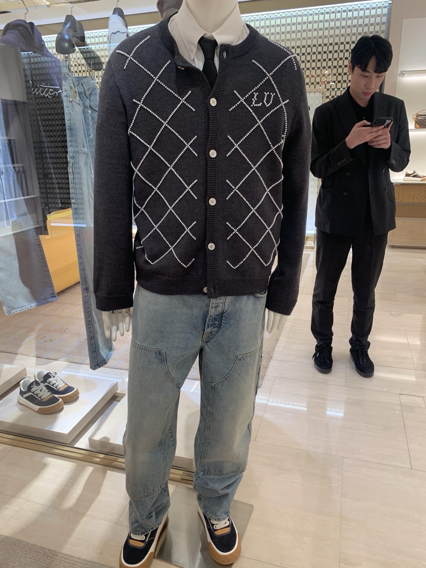 。LOUIS VUITTON 机缝珍珠标识针织衫面料：创业30%羊毛，60%棉，10%锦纶。辅料，纽扣采