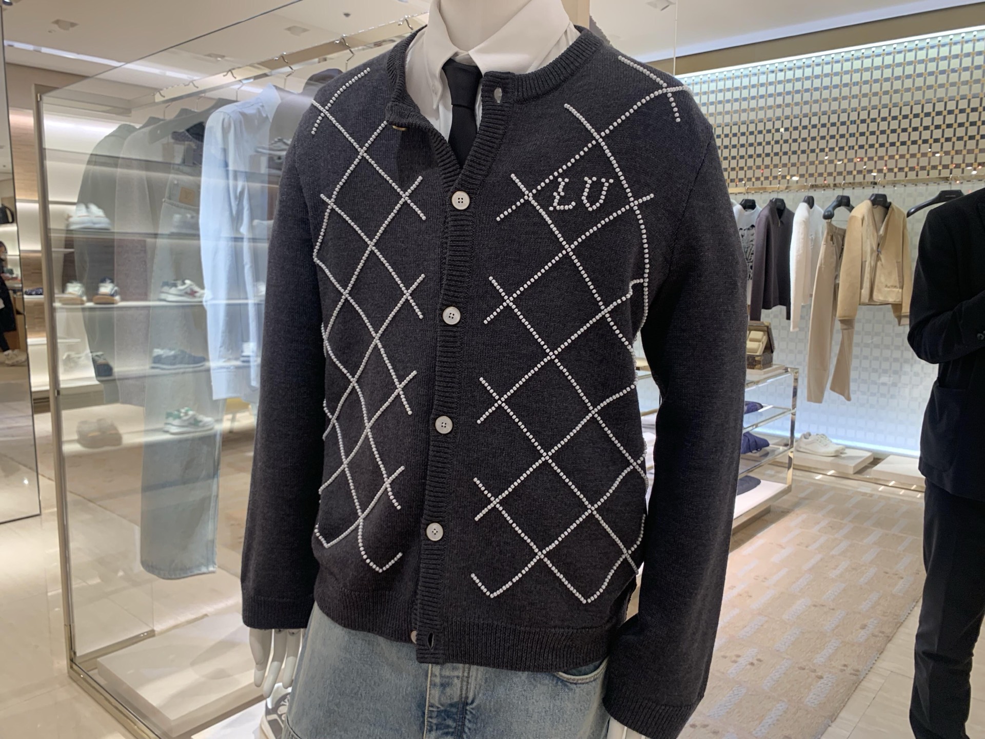 。LOUIS VUITTON 机缝珍珠标识针织衫面料：创业30%羊毛，60%棉，10%锦纶。辅料，纽扣采