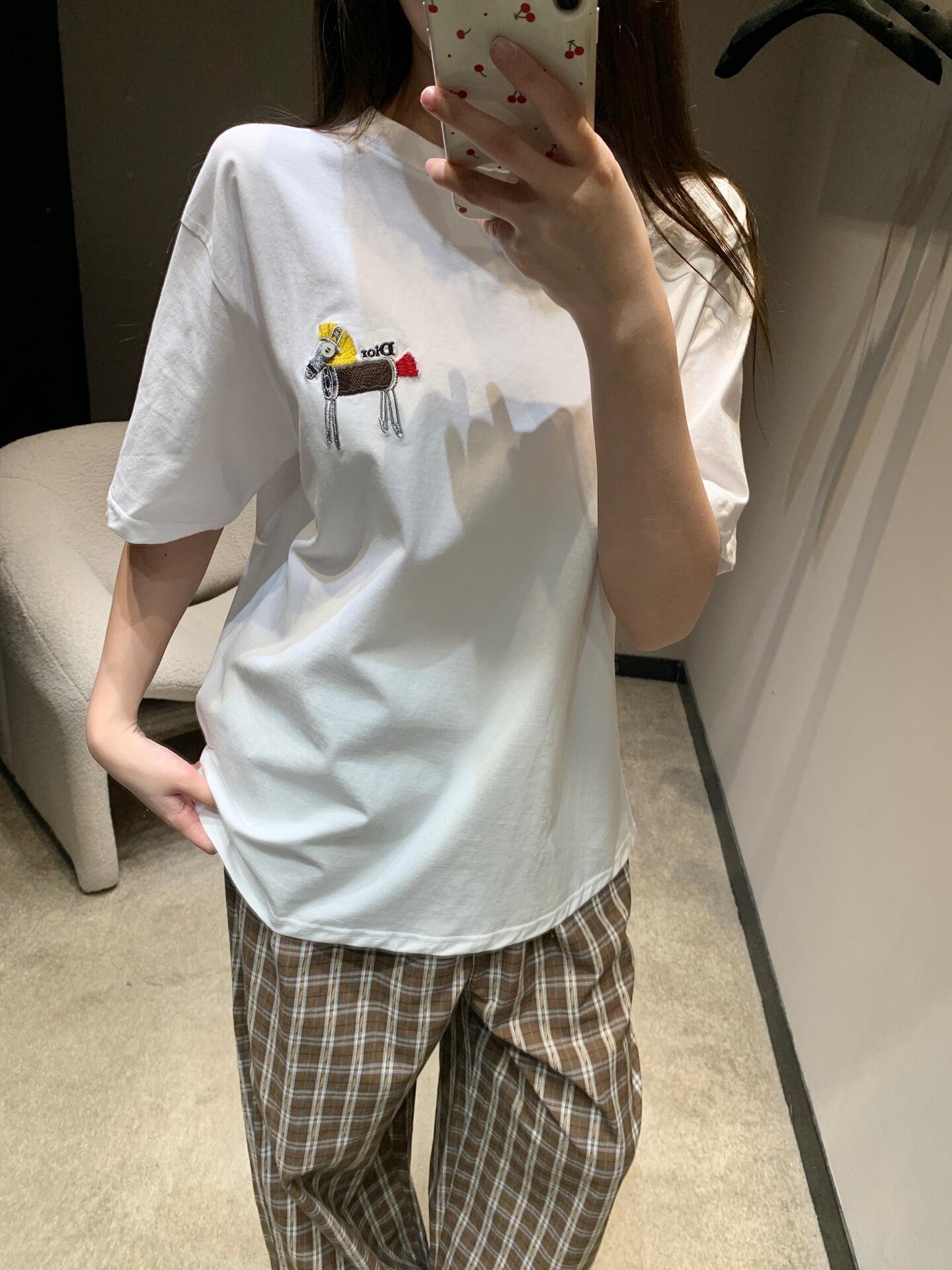 。Dior 马年印花刺绣短袖面料：采用50支丝光双股。面料：螺纹搭配1*1索罗娜。辅料：刺绣带有贝壳纽扣