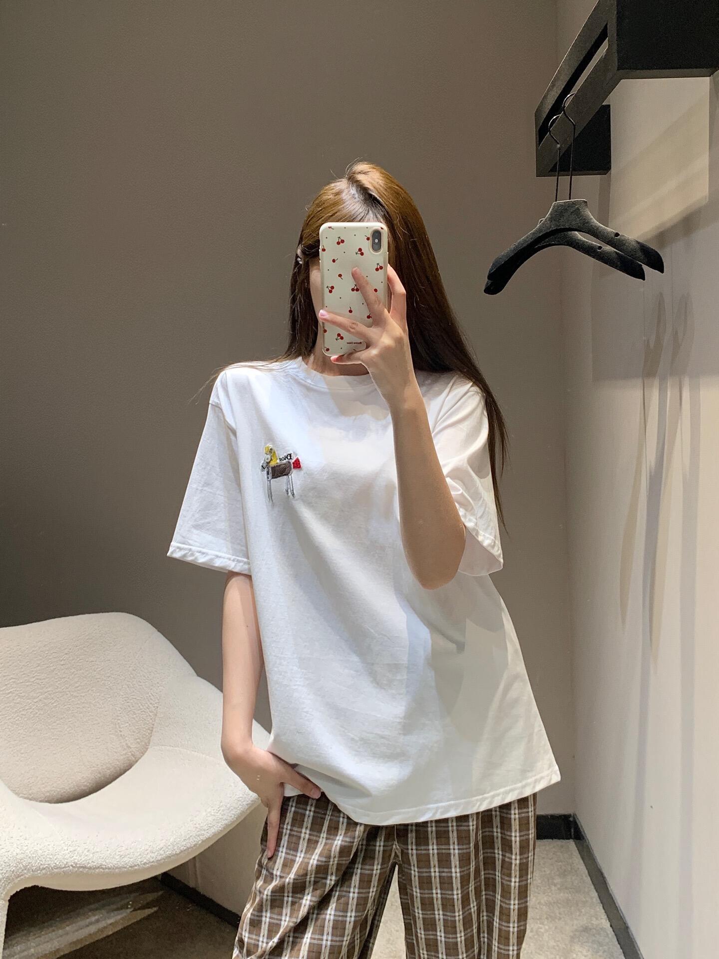 。Dior 马年印花刺绣短袖面料：采用50支丝光双股。面料：螺纹搭配1*1索罗娜。辅料：刺绣带有贝壳纽扣