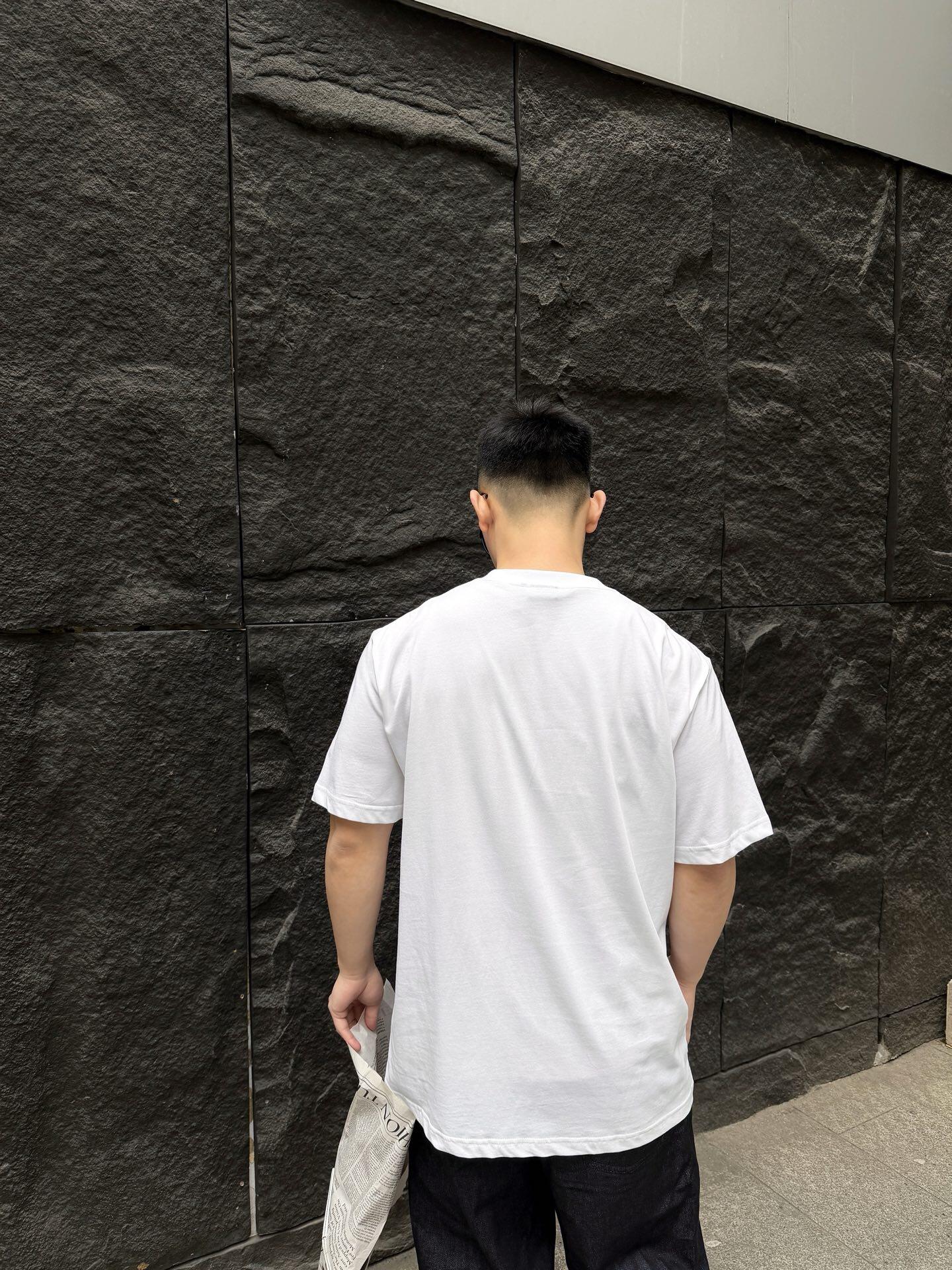 。Dior 马年印花刺绣短袖面料：采用50支丝光双股。面料：螺纹搭配1*1索罗娜。辅料：刺绣带有贝壳纽扣