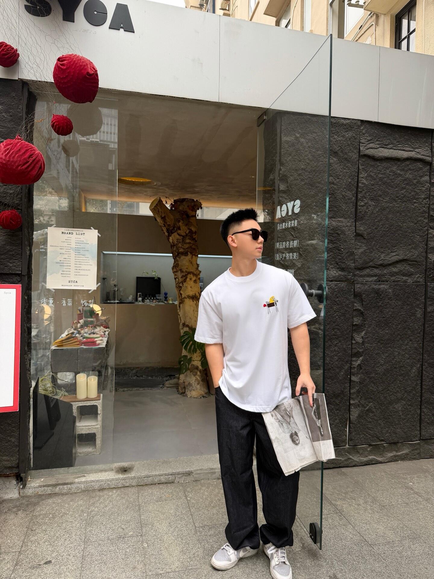 。Dior 马年印花刺绣短袖面料：采用50支丝光双股。面料：螺纹搭配1*1索罗娜。辅料：刺绣带有贝壳纽扣