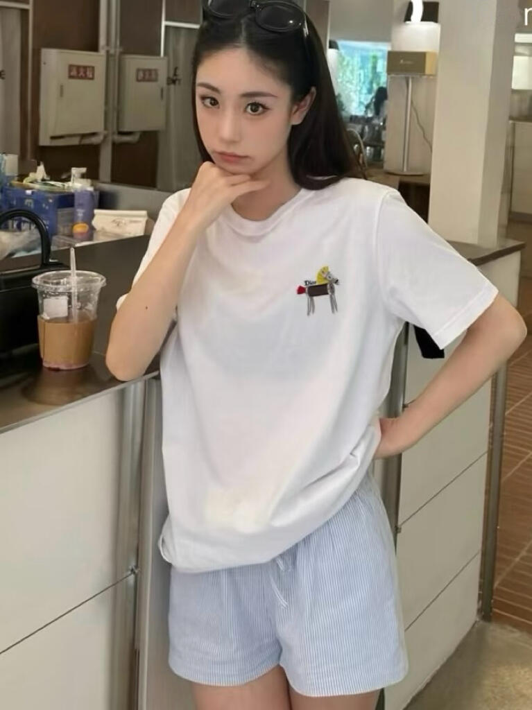 。Dior 马年印花刺绣短袖面料：采用50支丝光双股。面料：螺纹搭配1*1索罗娜。辅料：刺绣带有贝壳纽扣
