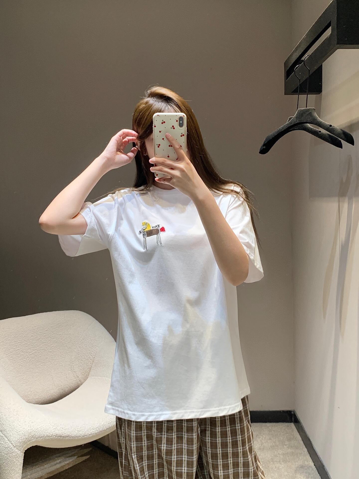 。Dior 马年印花刺绣短袖面料：采用50支丝光双股。面料：螺纹搭配1*1索罗娜。辅料：刺绣带有贝壳纽扣