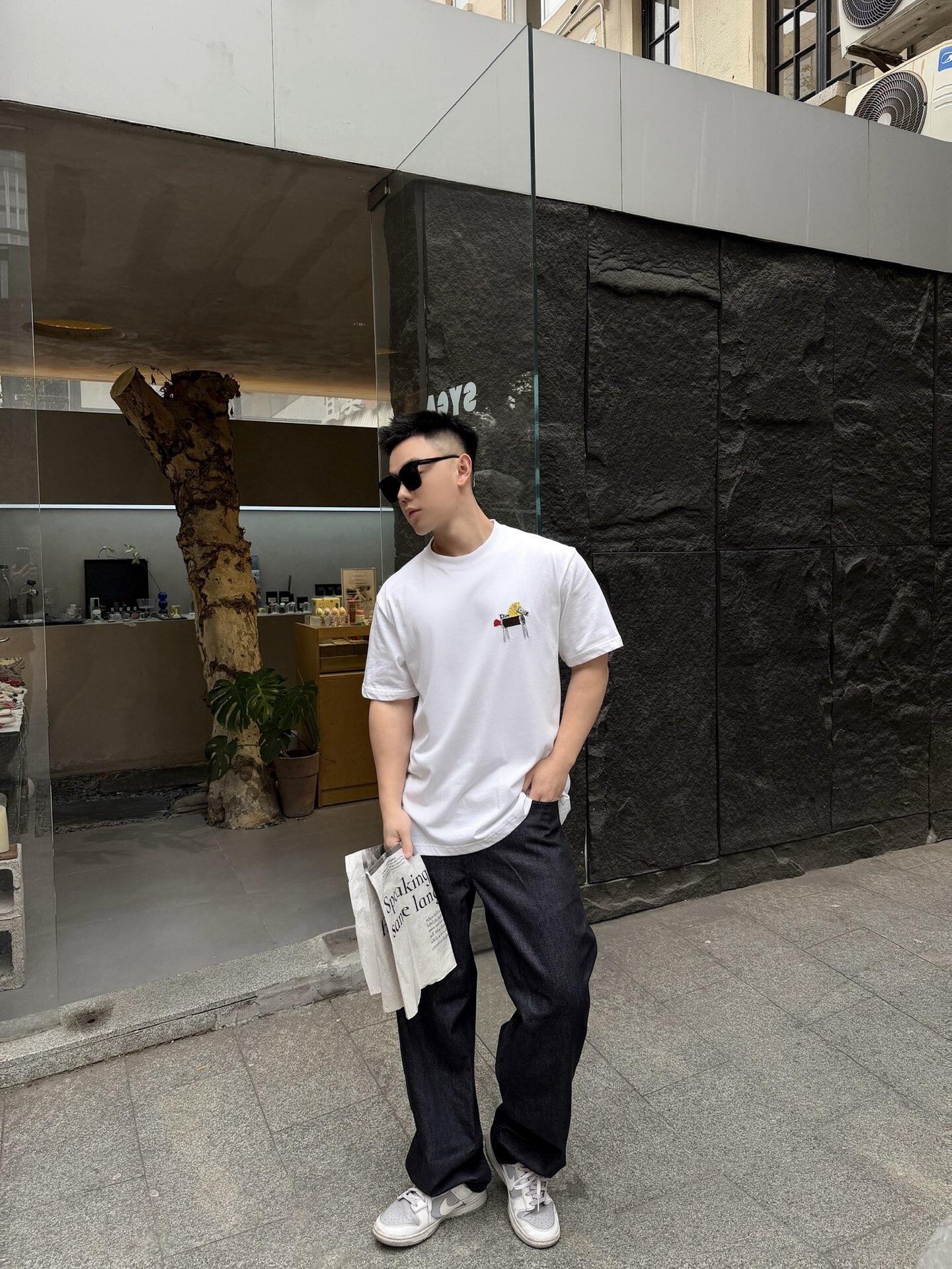 。Dior 马年印花刺绣短袖面料：采用50支丝光双股。面料：螺纹搭配1*1索罗娜。辅料：刺绣带有贝壳纽扣