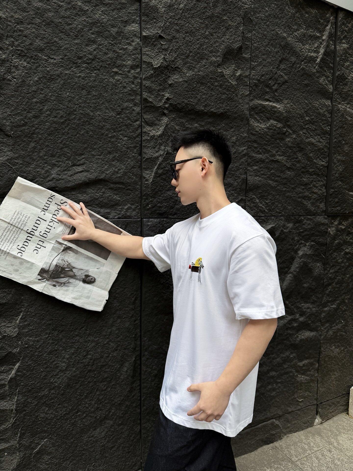 。Dior 马年印花刺绣短袖面料：采用50支丝光双股。面料：螺纹搭配1*1索罗娜。辅料：刺绣带有贝壳纽扣
