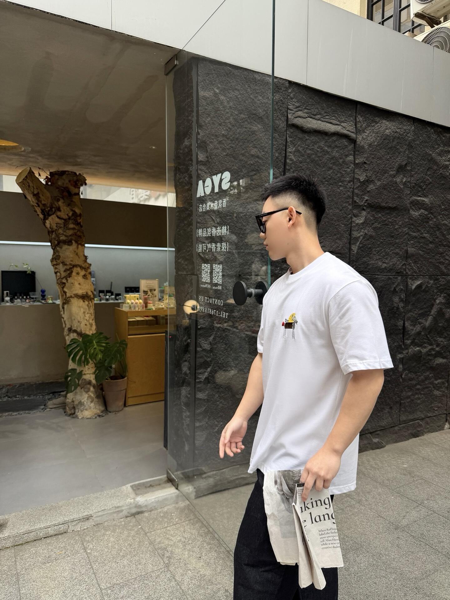 。Dior 马年印花刺绣短袖面料：采用50支丝光双股。面料：螺纹搭配1*1索罗娜。辅料：刺绣带有贝壳纽扣