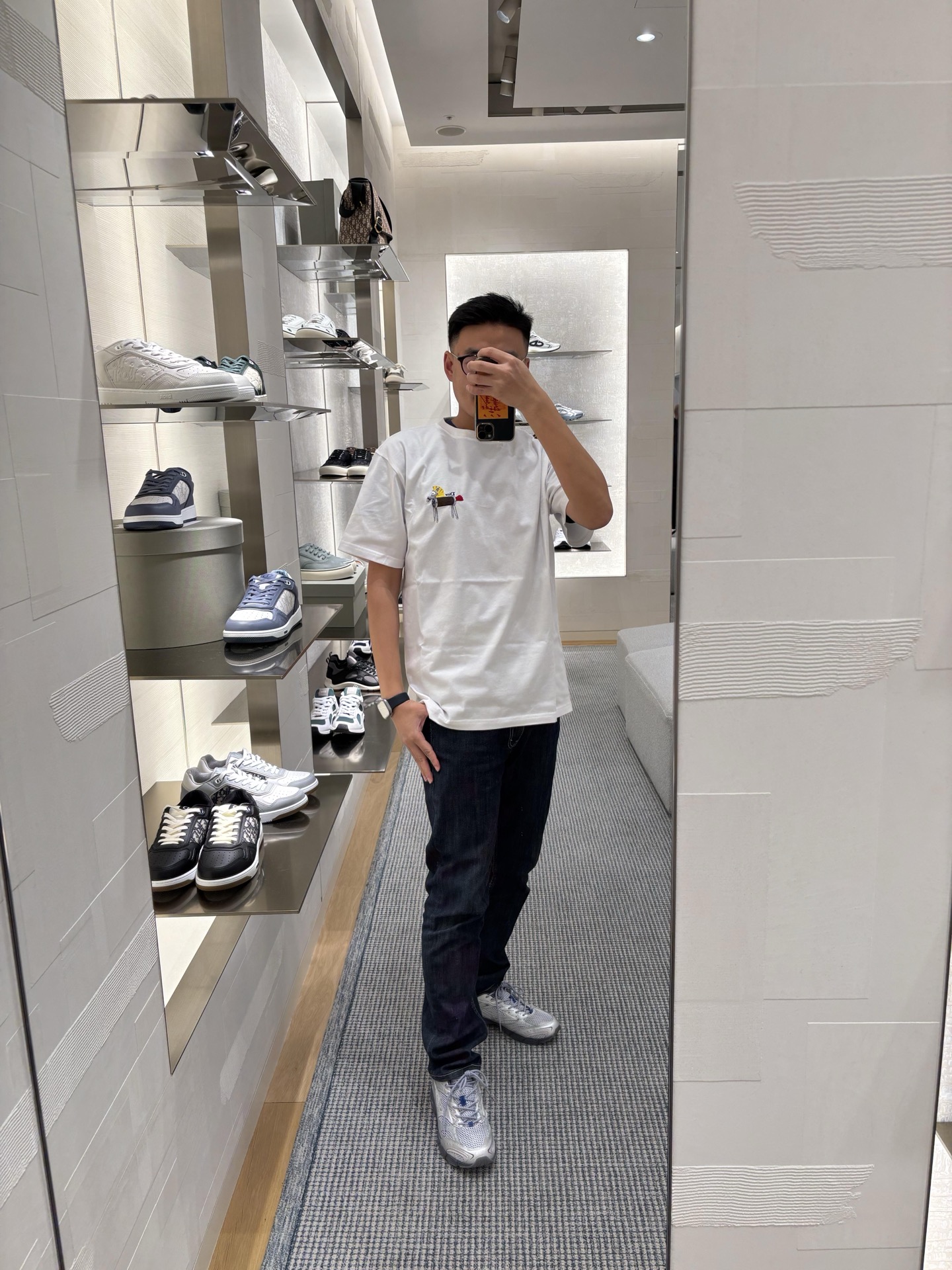 。Dior 马年印花刺绣短袖面料：采用50支丝光双股。面料：螺纹搭配1*1索罗娜。辅料：刺绣带有贝壳纽扣