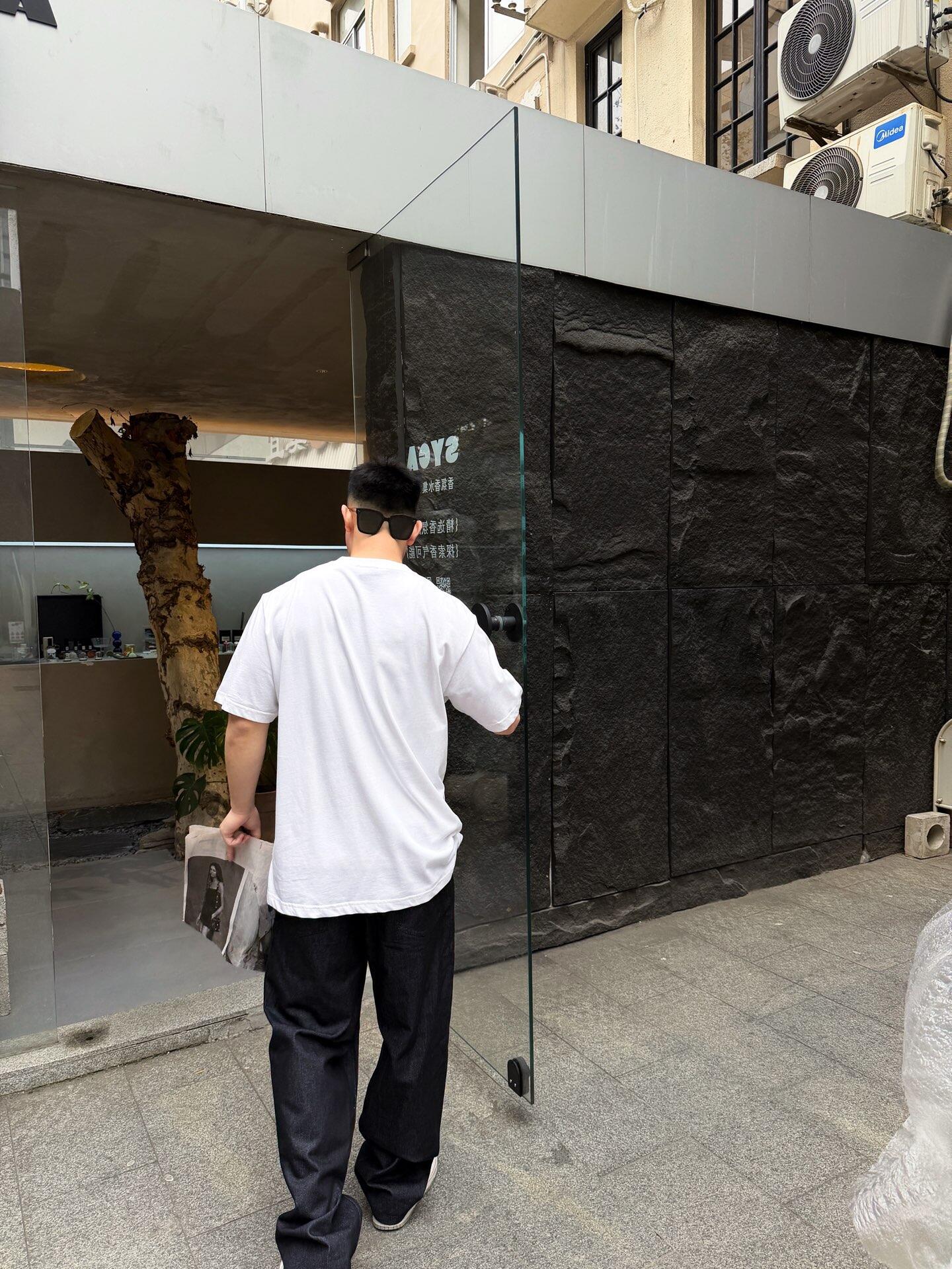 。Dior 马年印花刺绣短袖面料：采用50支丝光双股。面料：螺纹搭配1*1索罗娜。辅料：刺绣带有贝壳纽扣
