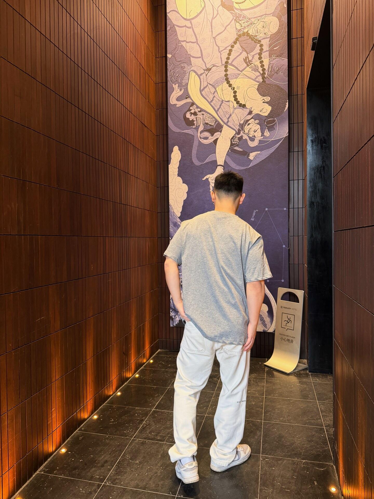。Dior 马年印花刺绣短袖面料：采用50支丝光双股。面料：螺纹搭配1*1索罗娜。辅料：刺绣带有贝壳纽扣