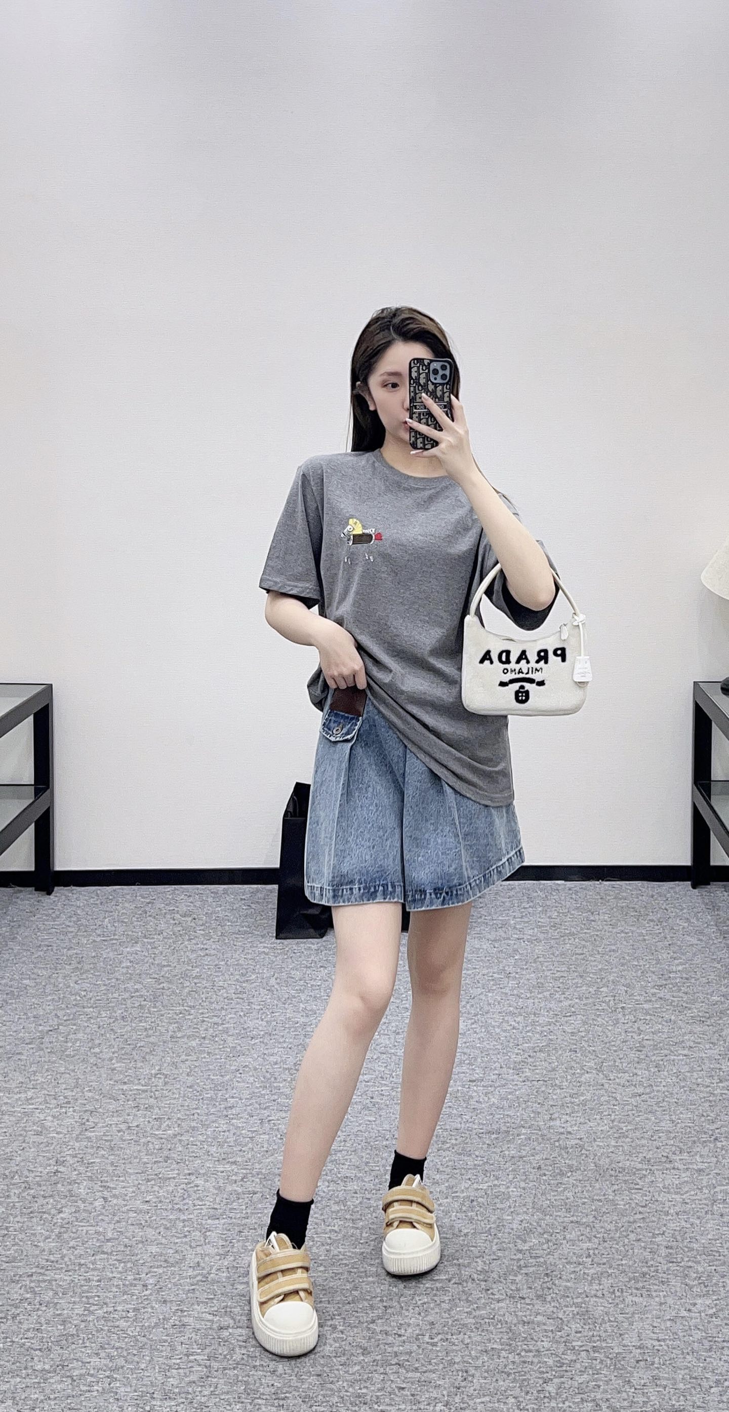 。Dior 马年印花刺绣短袖面料：采用50支丝光双股。面料：螺纹搭配1*1索罗娜。辅料：刺绣带有贝壳纽扣