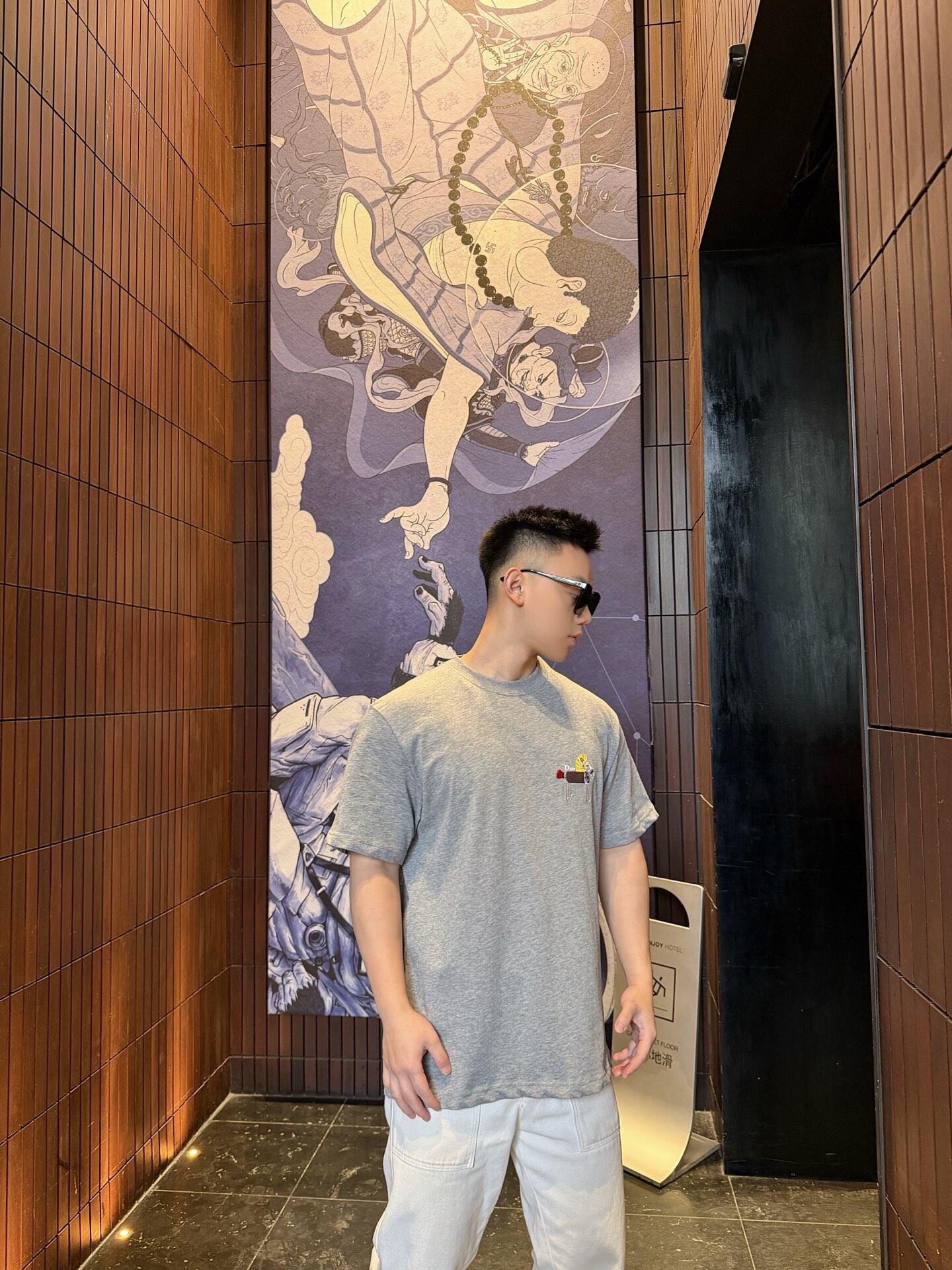 。Dior 马年印花刺绣短袖面料：采用50支丝光双股。面料：螺纹搭配1*1索罗娜。辅料：刺绣带有贝壳纽扣