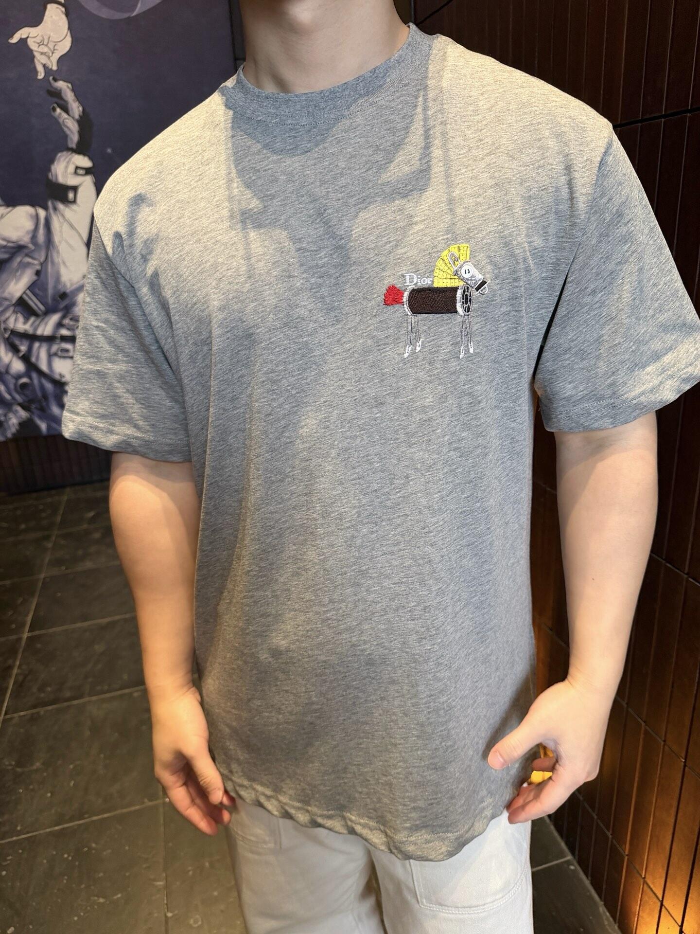 。Dior 马年印花刺绣短袖面料：采用50支丝光双股。面料：螺纹搭配1*1索罗娜。辅料：刺绣带有贝壳纽扣