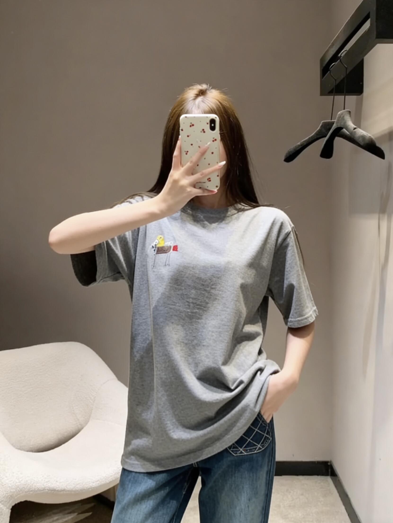 。Dior 马年印花刺绣短袖面料：采用50支丝光双股。面料：螺纹搭配1*1索罗娜。辅料：刺绣带有贝壳纽扣