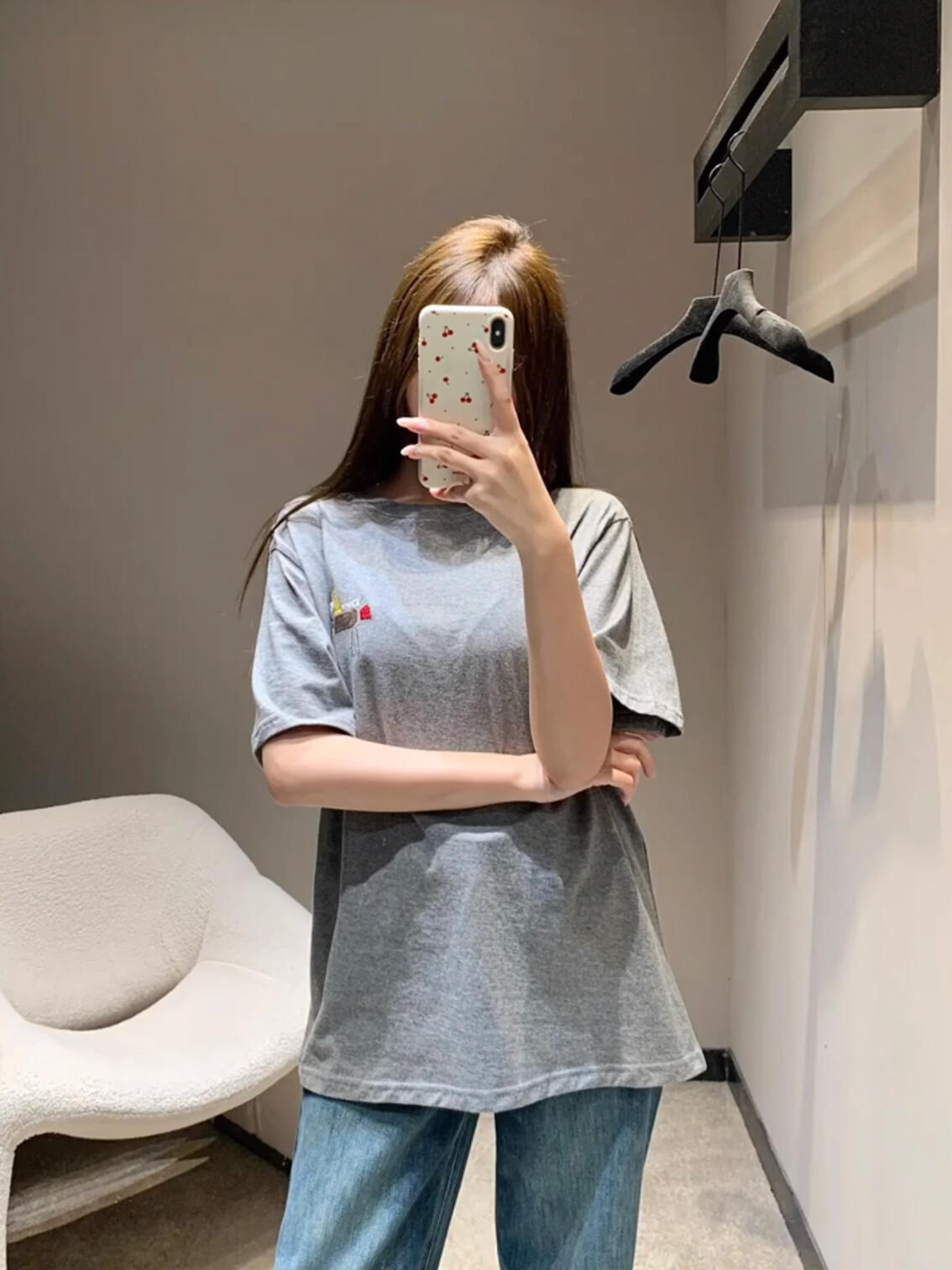 。Dior 马年印花刺绣短袖面料：采用50支丝光双股。面料：螺纹搭配1*1索罗娜。辅料：刺绣带有贝壳纽扣