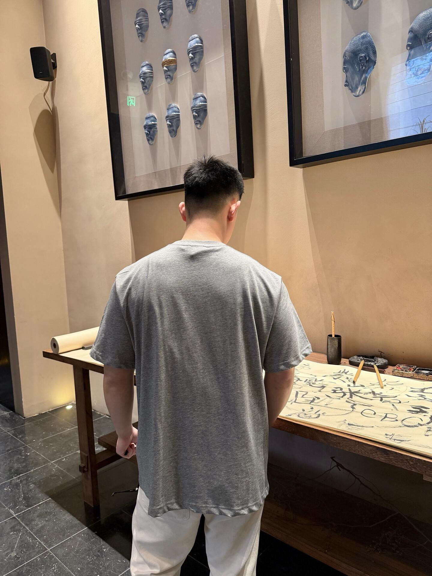 。Dior 马年印花刺绣短袖面料：采用50支丝光双股。面料：螺纹搭配1*1索罗娜。辅料：刺绣带有贝壳纽扣