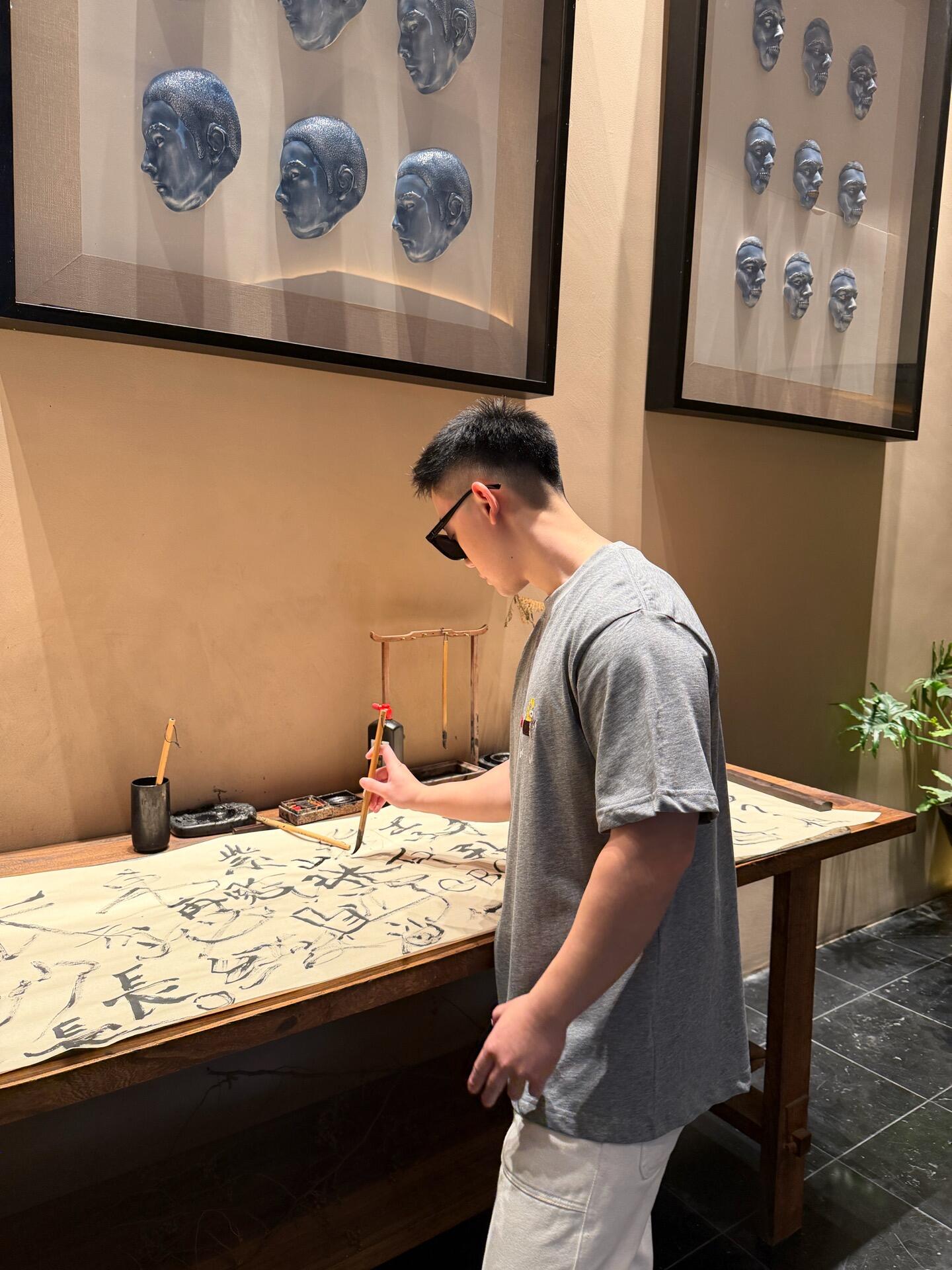 。Dior 马年印花刺绣短袖面料：采用50支丝光双股。面料：螺纹搭配1*1索罗娜。辅料：刺绣带有贝壳纽扣