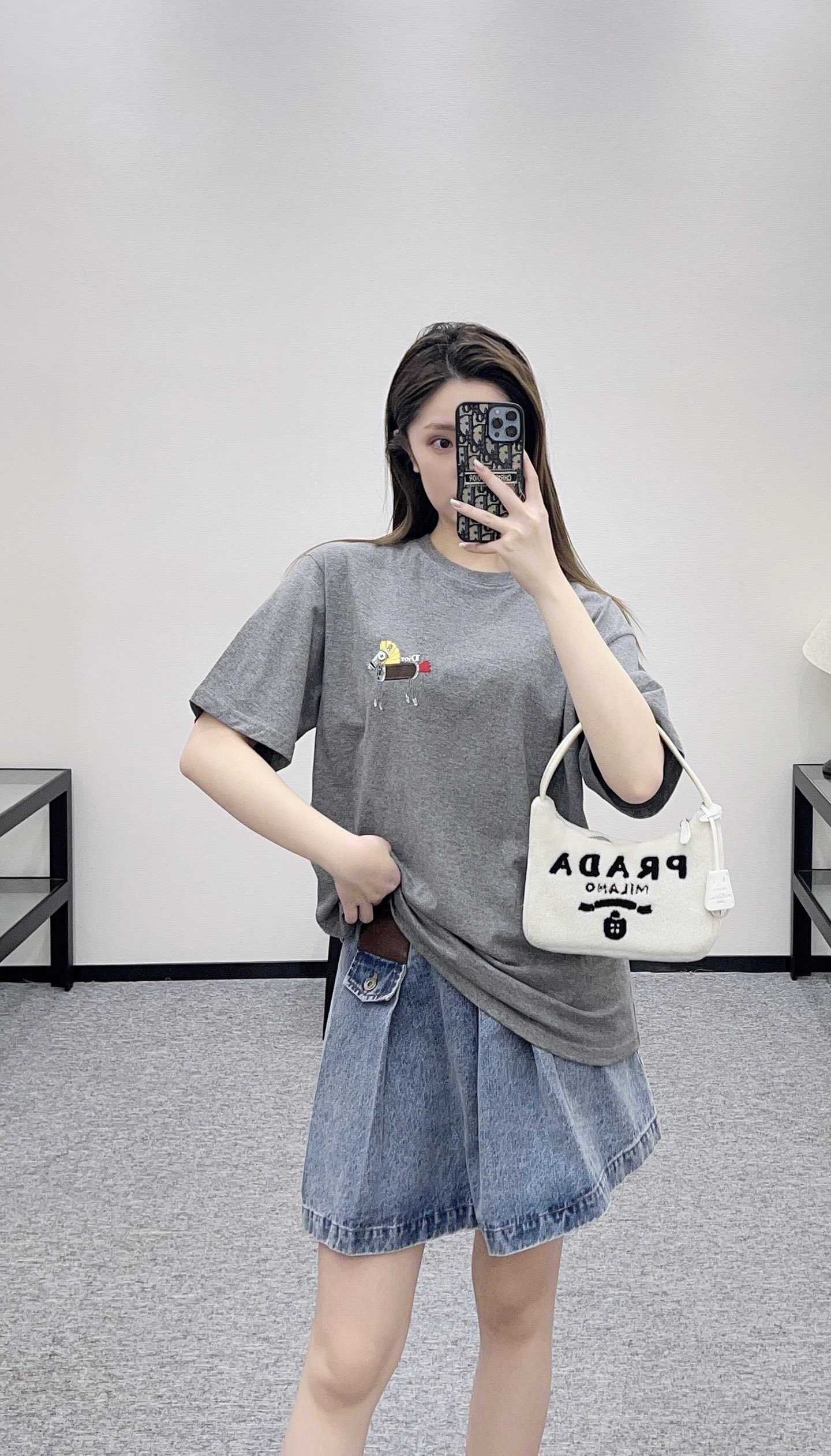 。Dior 马年印花刺绣短袖面料：采用50支丝光双股。面料：螺纹搭配1*1索罗娜。辅料：刺绣带有贝壳纽扣