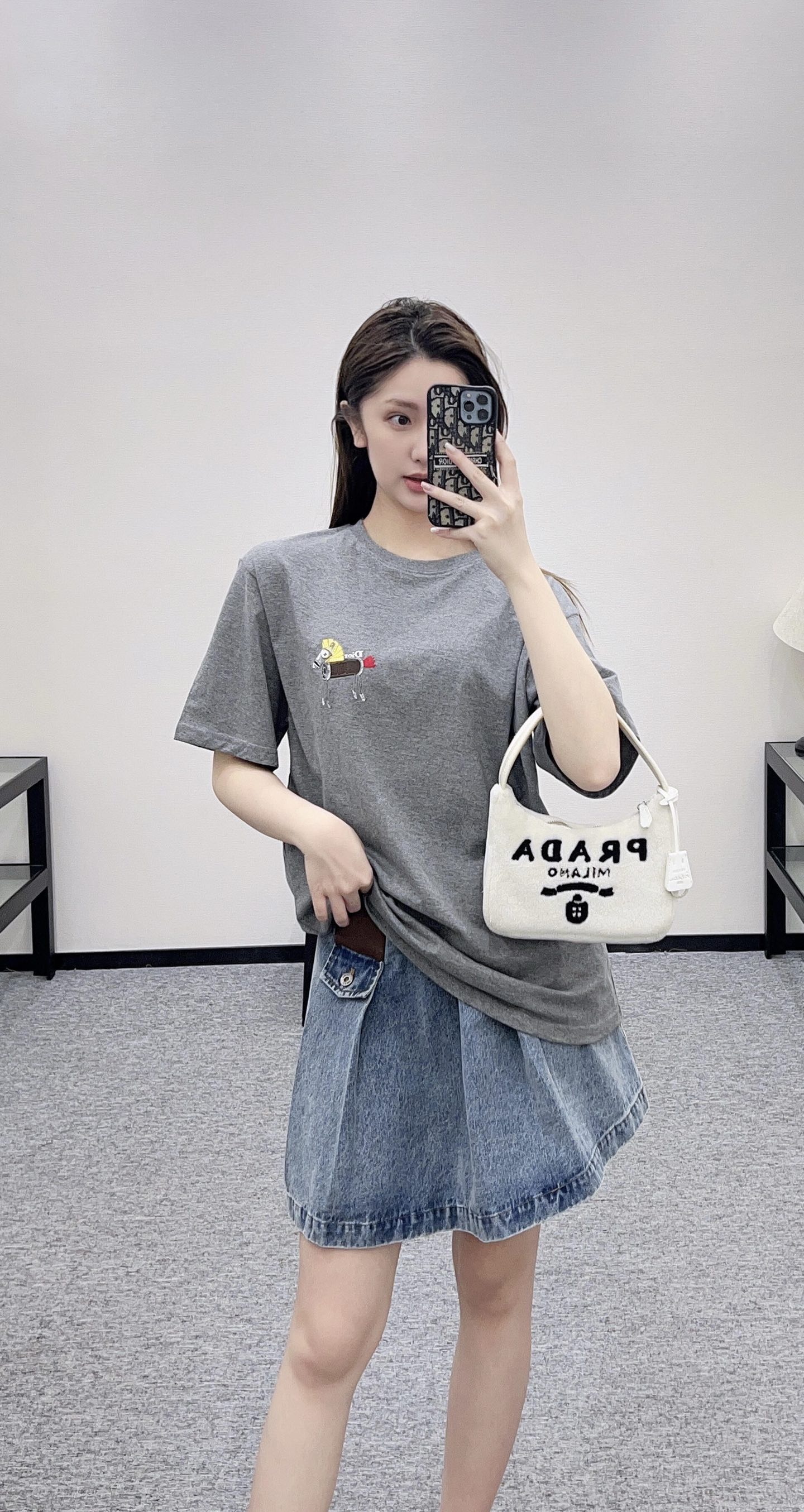 。Dior 马年印花刺绣短袖面料：采用50支丝光双股。面料：螺纹搭配1*1索罗娜。辅料：刺绣带有贝壳纽扣