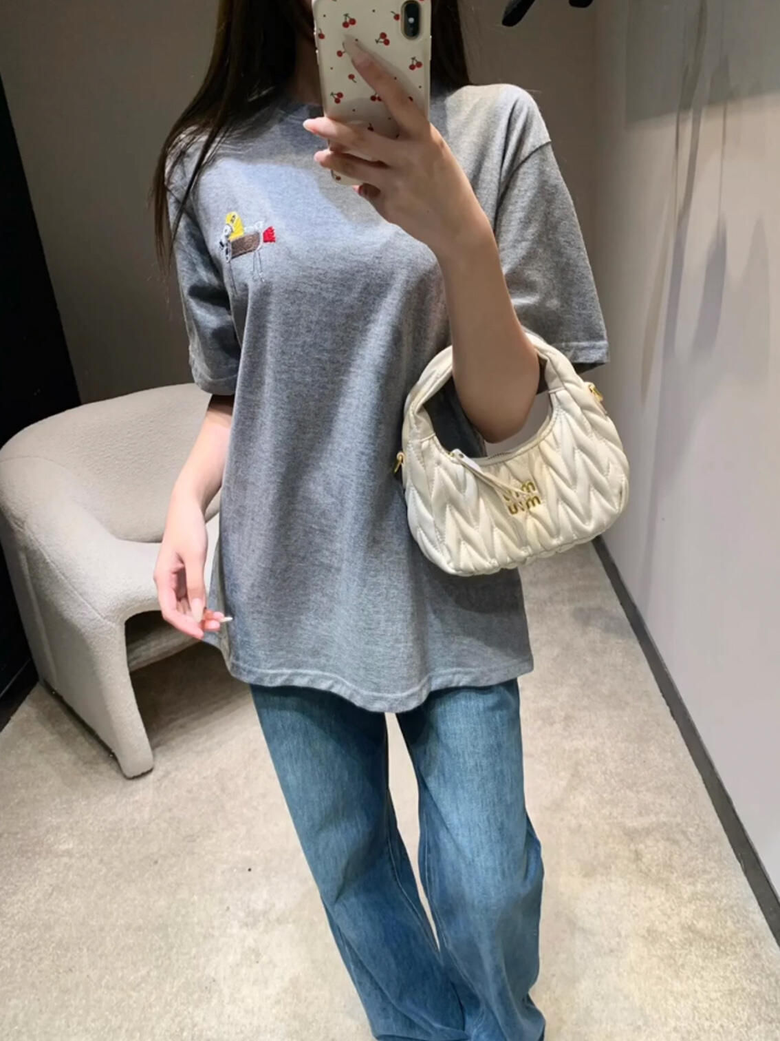 。Dior 马年印花刺绣短袖面料：采用50支丝光双股。面料：螺纹搭配1*1索罗娜。辅料：刺绣带有贝壳纽扣