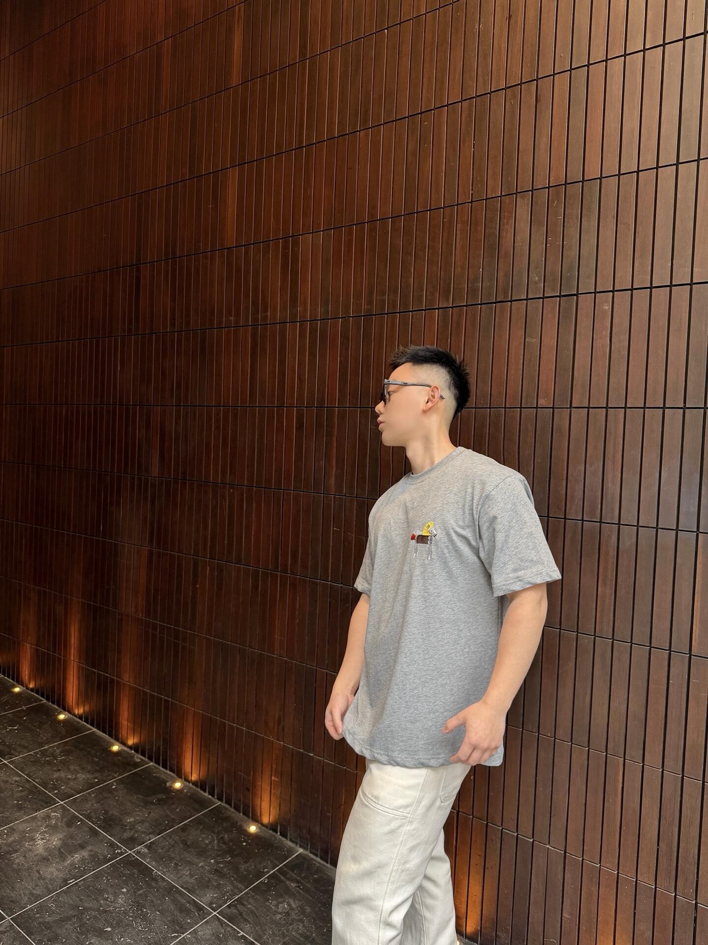 。Dior 马年印花刺绣短袖面料：采用50支丝光双股。面料：螺纹搭配1*1索罗娜。辅料：刺绣带有贝壳纽扣