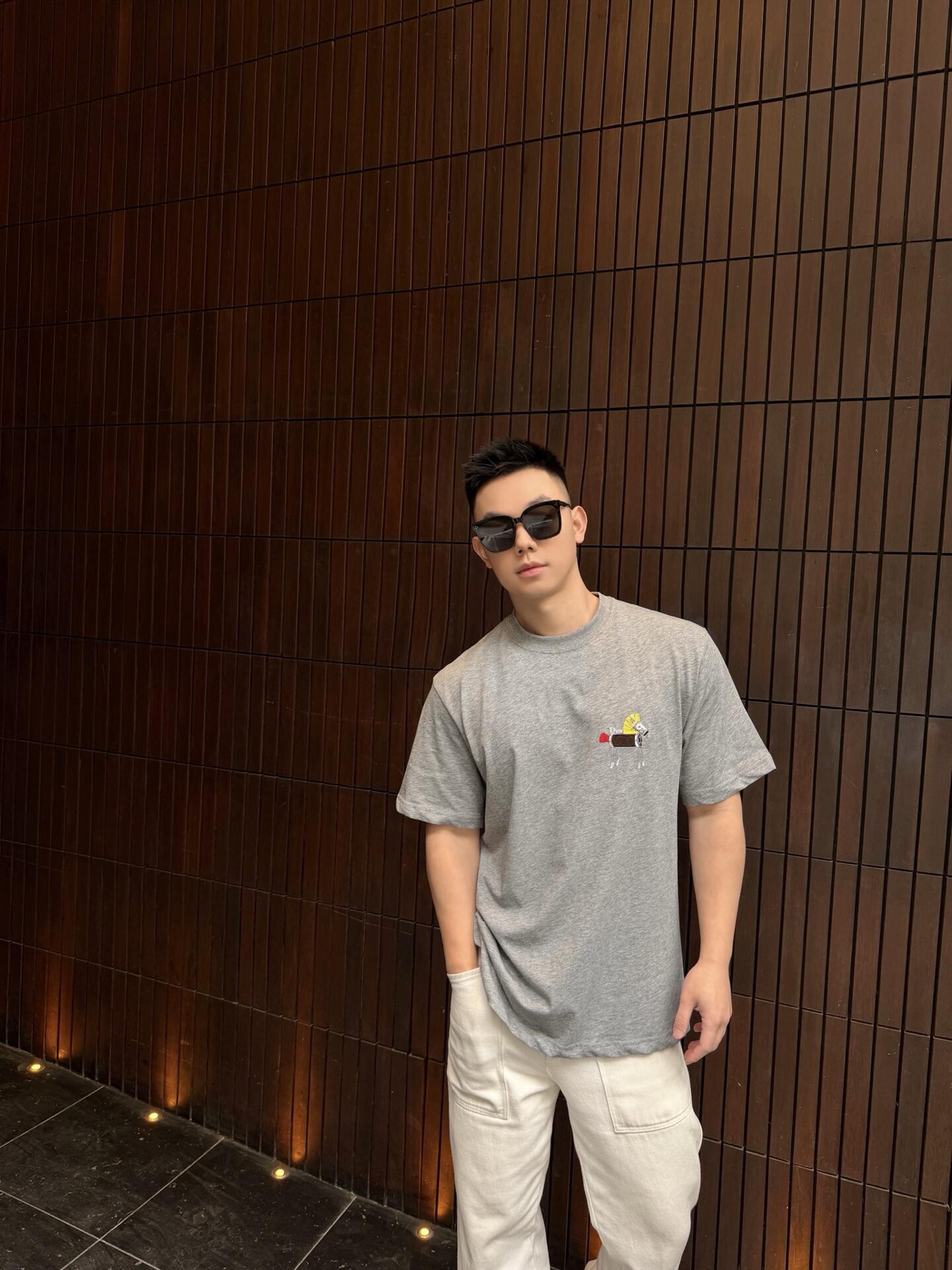 。Dior 马年印花刺绣短袖面料：采用50支丝光双股。面料：螺纹搭配1*1索罗娜。辅料：刺绣带有贝壳纽扣