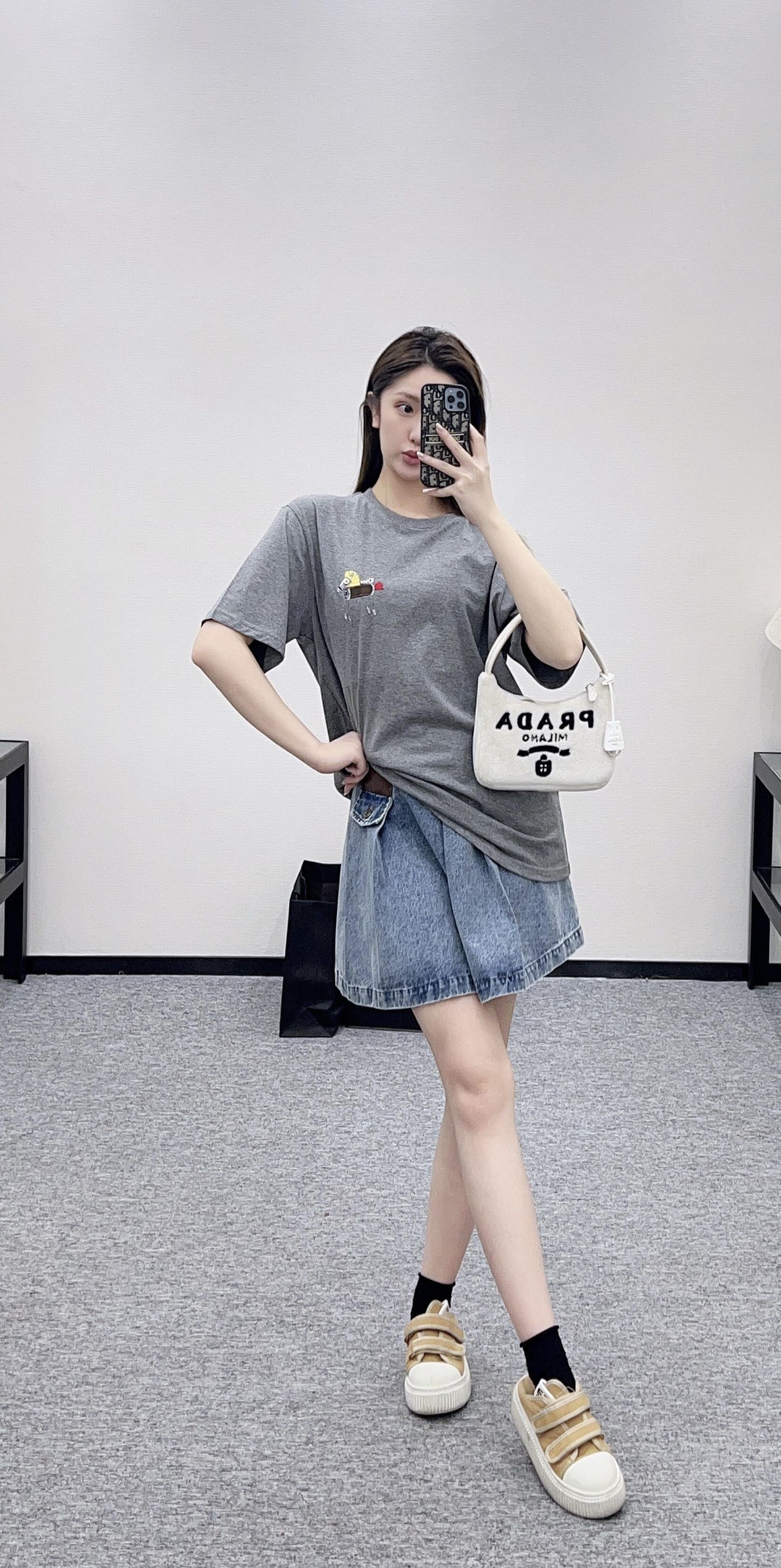 。Dior 马年印花刺绣短袖面料：采用50支丝光双股。面料：螺纹搭配1*1索罗娜。辅料：刺绣带有贝壳纽扣