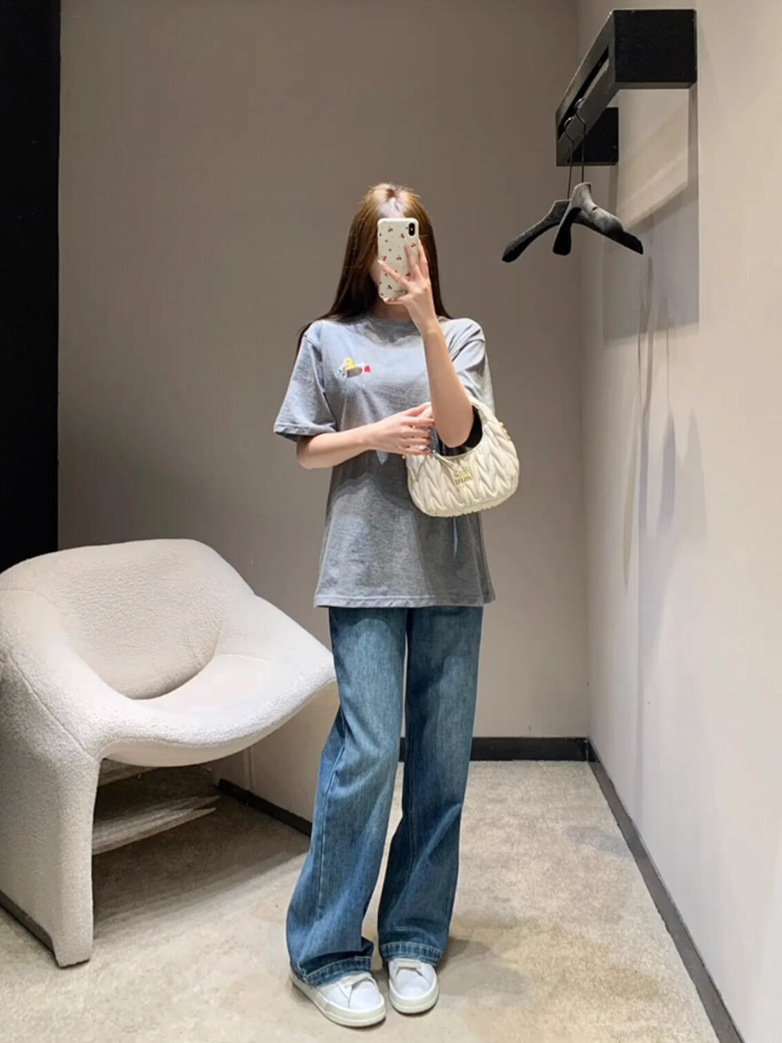 。Dior 马年印花刺绣短袖面料：采用50支丝光双股。面料：螺纹搭配1*1索罗娜。辅料：刺绣带有贝壳纽扣