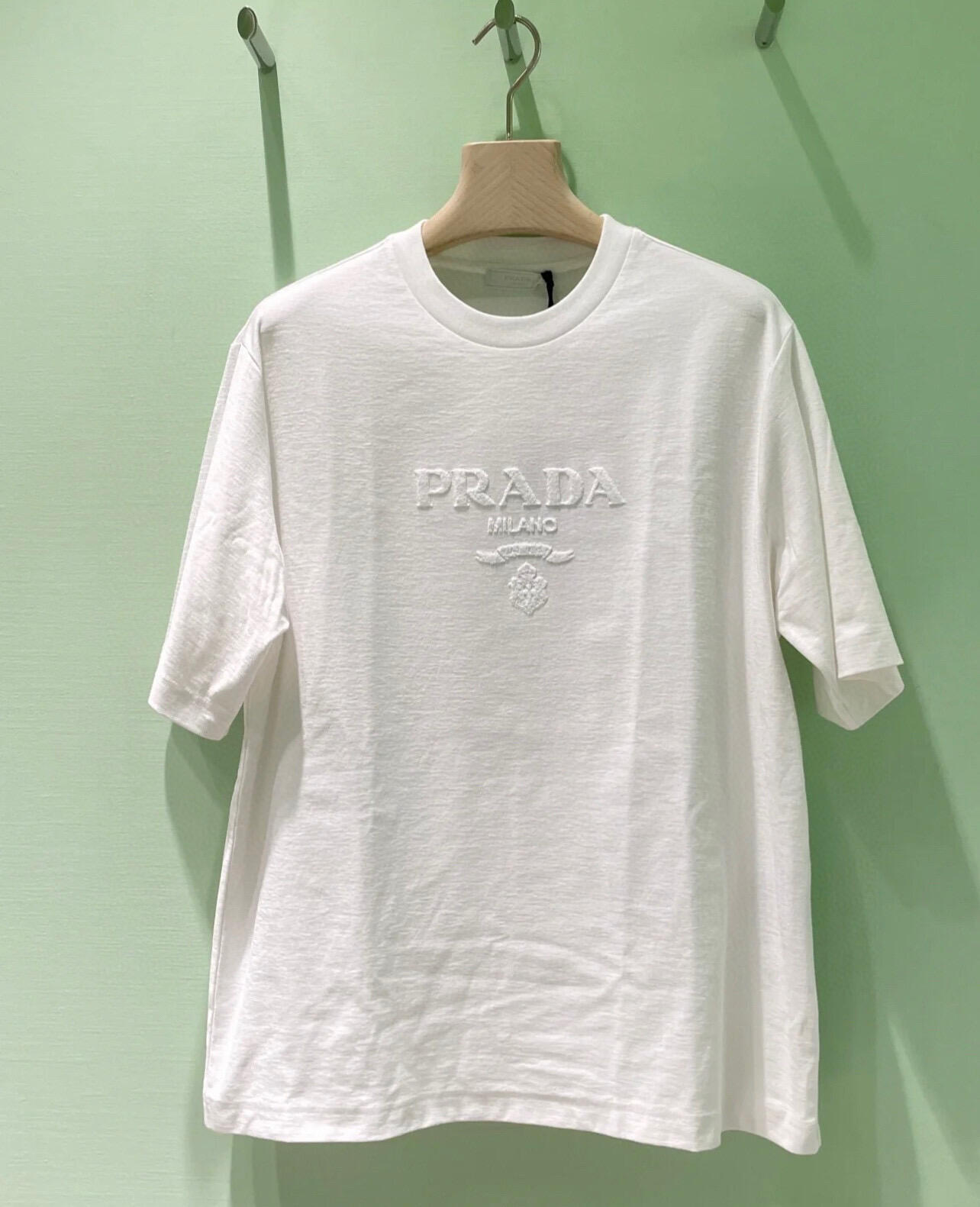 。PRADA 毛巾刺绣标识短袖面料：采用16支麻绵单面，原版定染定织。面料：螺纹搭配1*1索罗娜。工艺：
