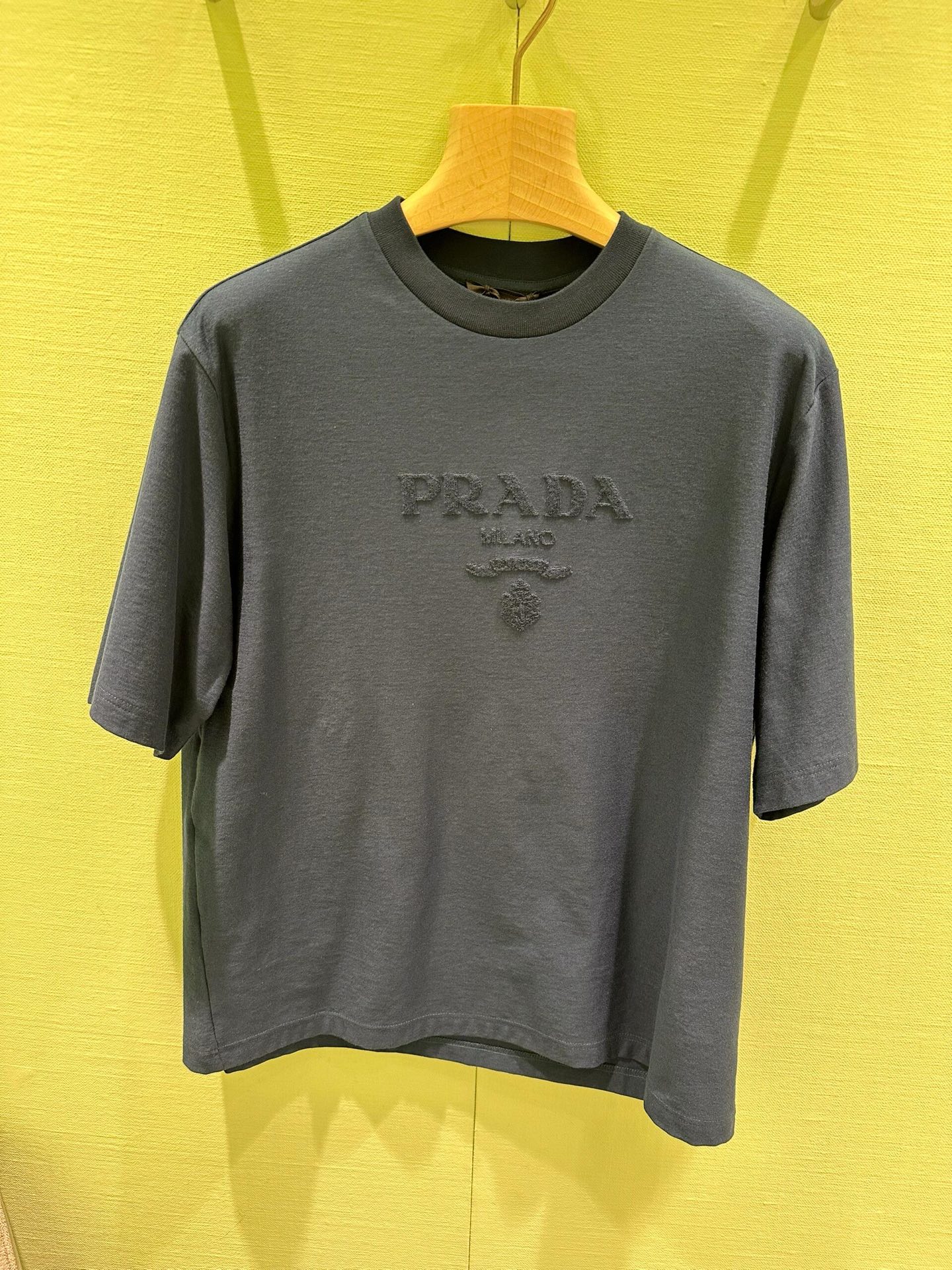 。PRADA 毛巾刺绣标识短袖面料：采用16支麻绵单面，原版定染定织。面料：螺纹搭配1*1索罗娜。工艺：