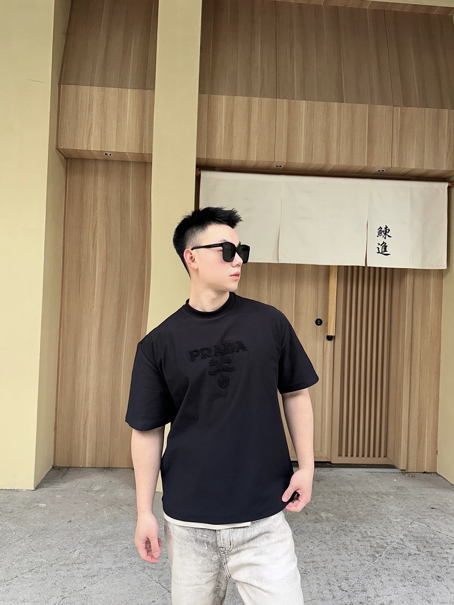 。PRADA 毛巾刺绣标识短袖面料：采用16支麻绵单面，原版定染定织。面料：螺纹搭配1*1索罗娜。工艺：