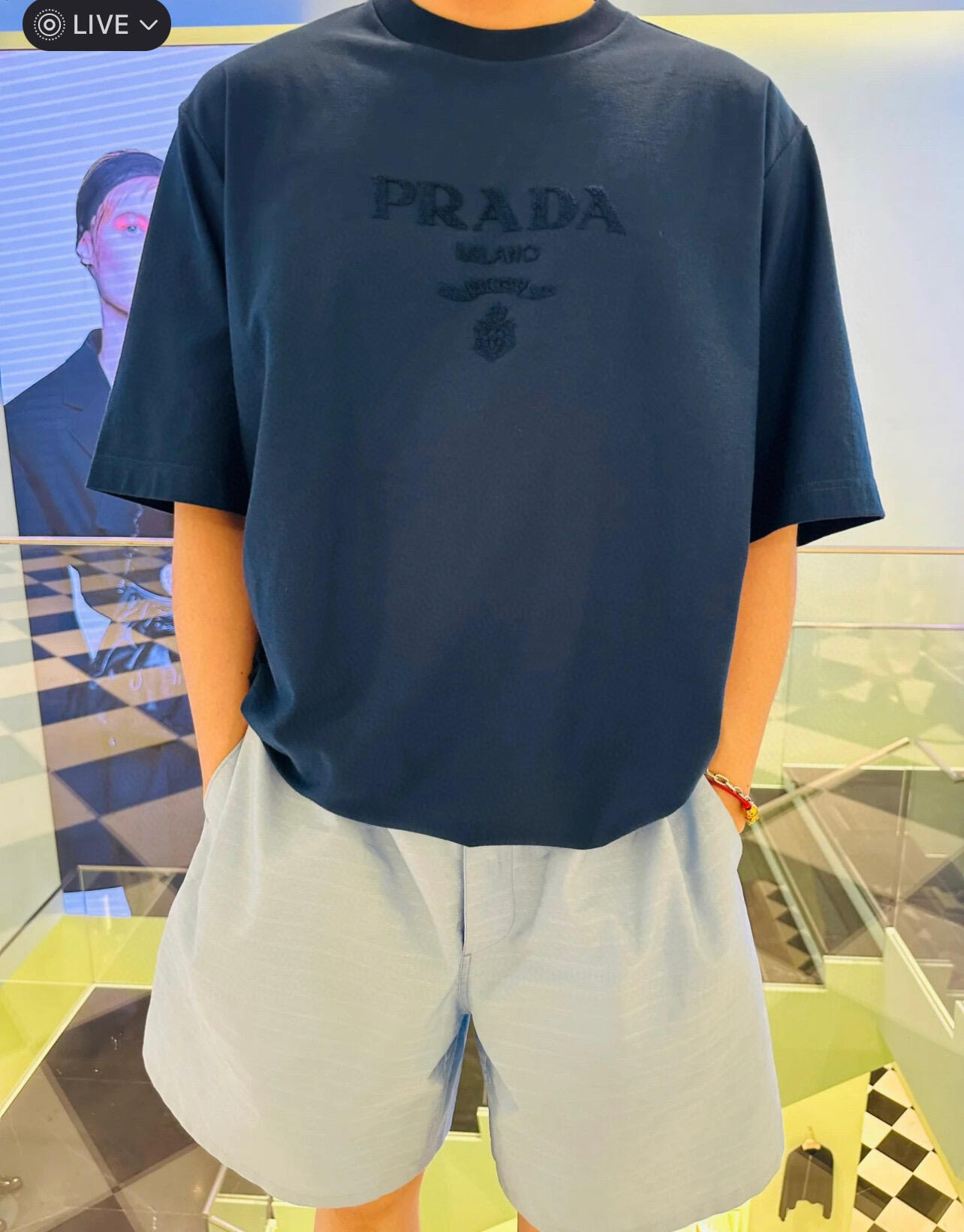 。PRADA 毛巾刺绣标识短袖面料：采用16支麻绵单面，原版定染定织。面料：螺纹搭配1*1索罗娜。工艺：