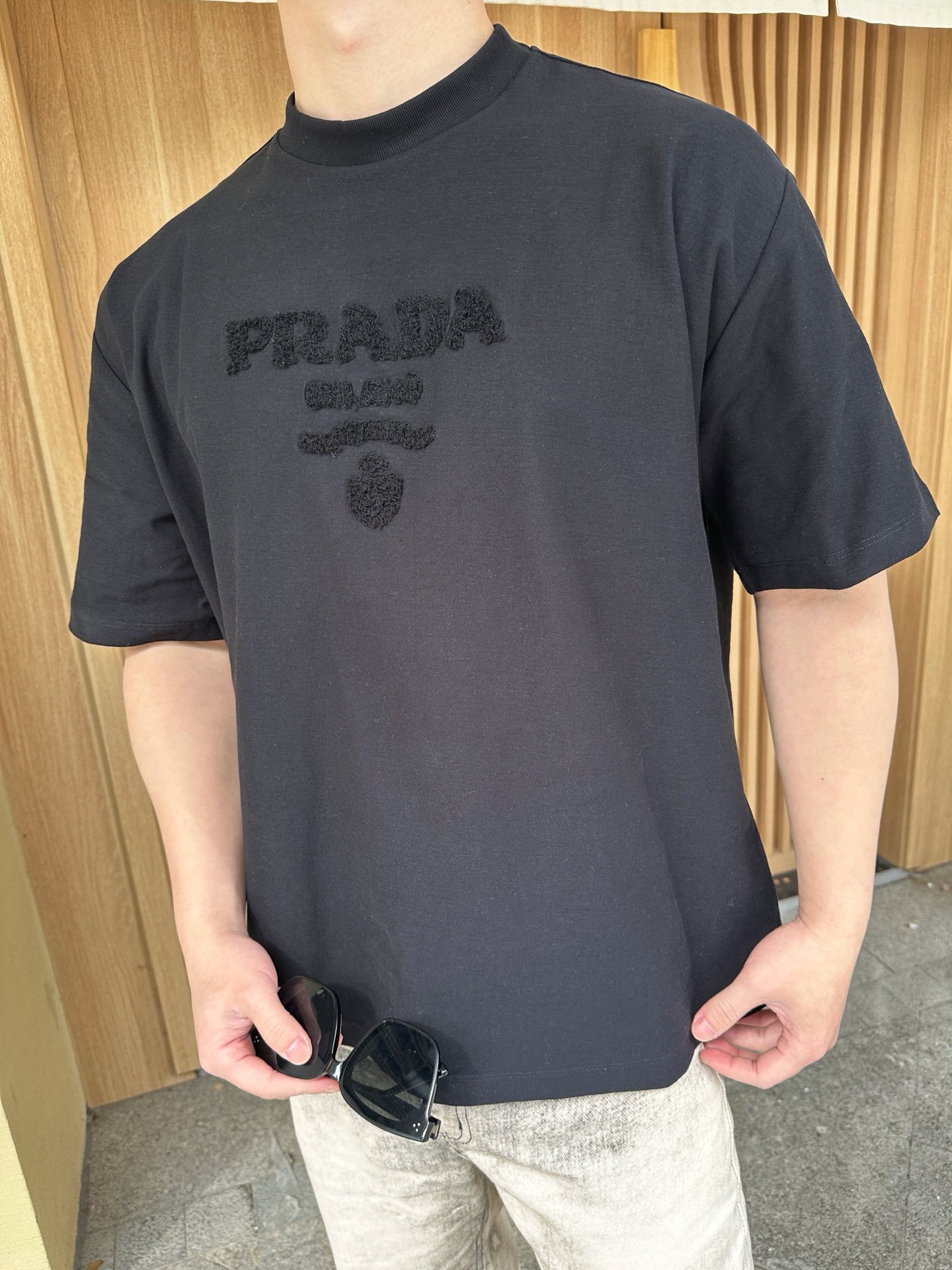 。PRADA 毛巾刺绣标识短袖面料：采用16支麻绵单面，原版定染定织。面料：螺纹搭配1*1索罗娜。工艺：
