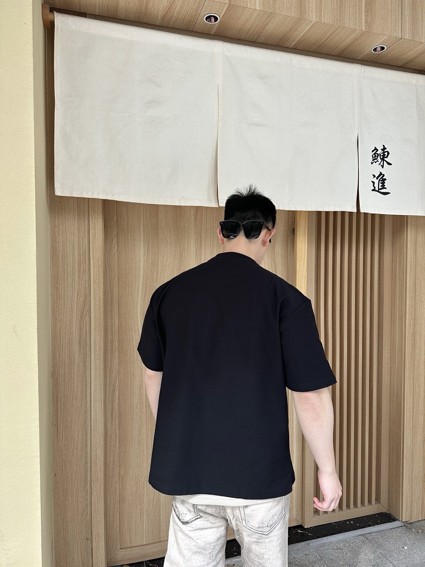 。PRADA 毛巾刺绣标识短袖面料：采用16支麻绵单面，原版定染定织。面料：螺纹搭配1*1索罗娜。工艺：