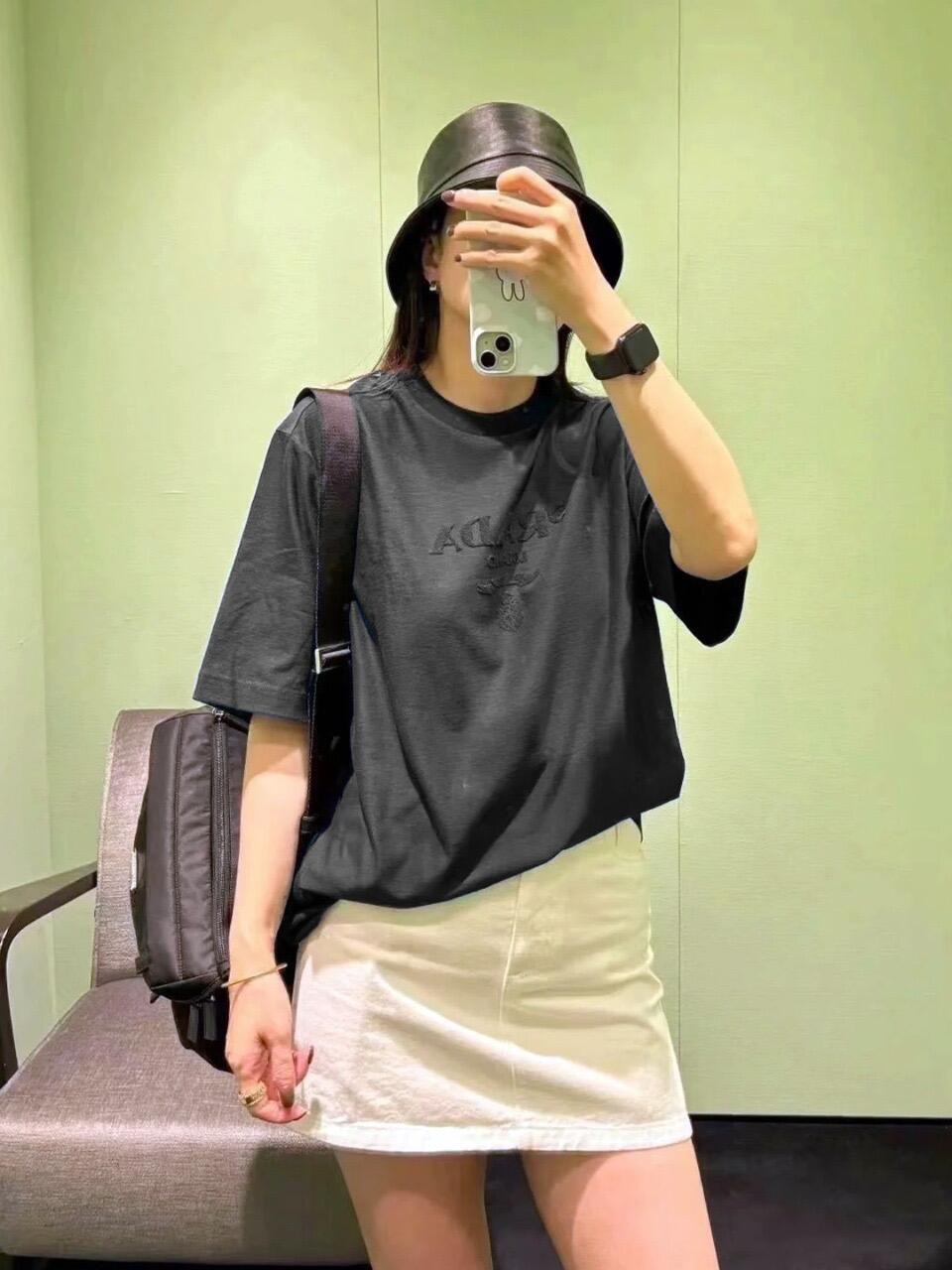 。PRADA 毛巾刺绣标识短袖面料：采用16支麻绵单面，原版定染定织。面料：螺纹搭配1*1索罗娜。工艺：
