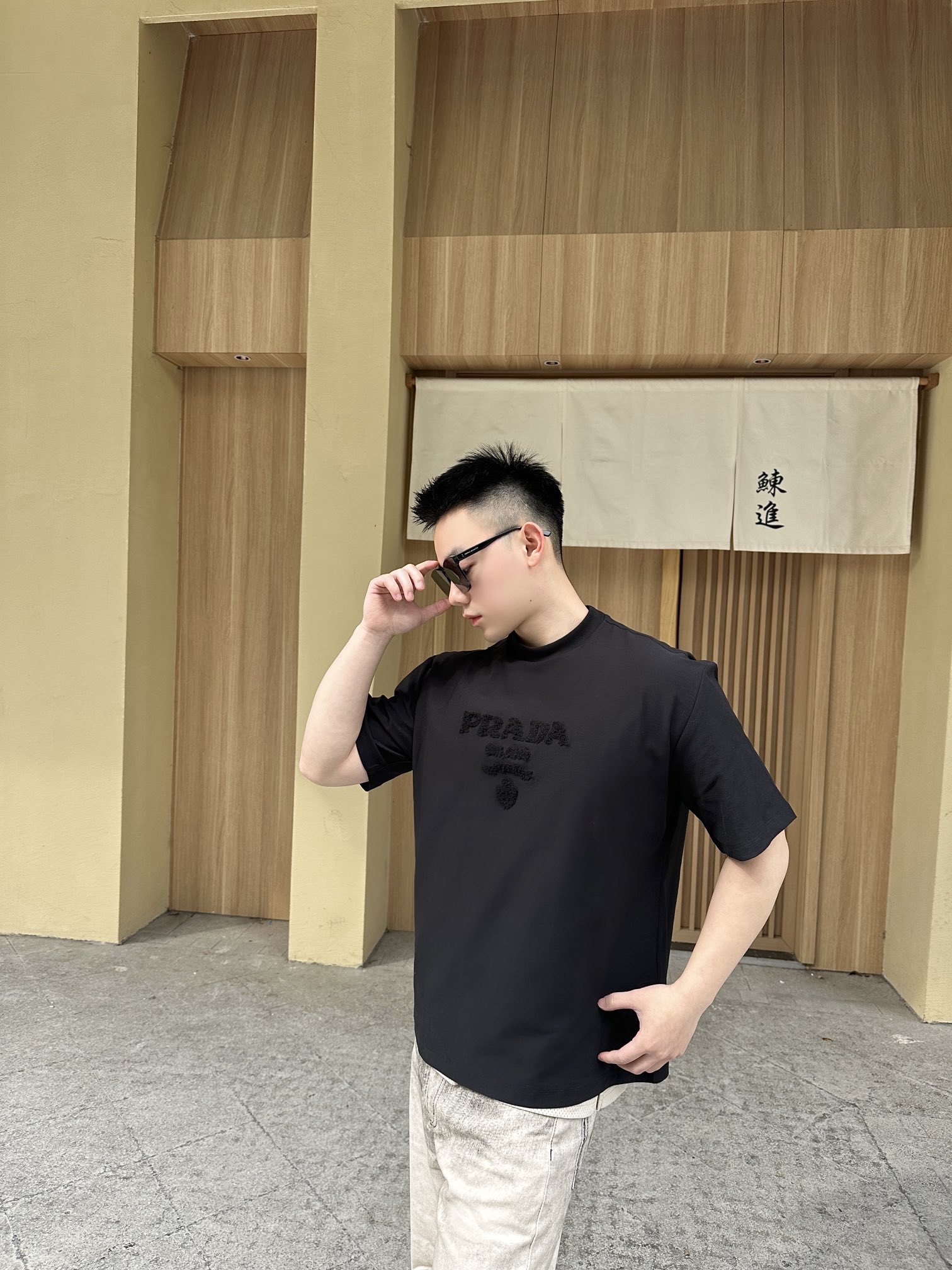 。PRADA 毛巾刺绣标识短袖面料：采用16支麻绵单面，原版定染定织。面料：螺纹搭配1*1索罗娜。工艺：