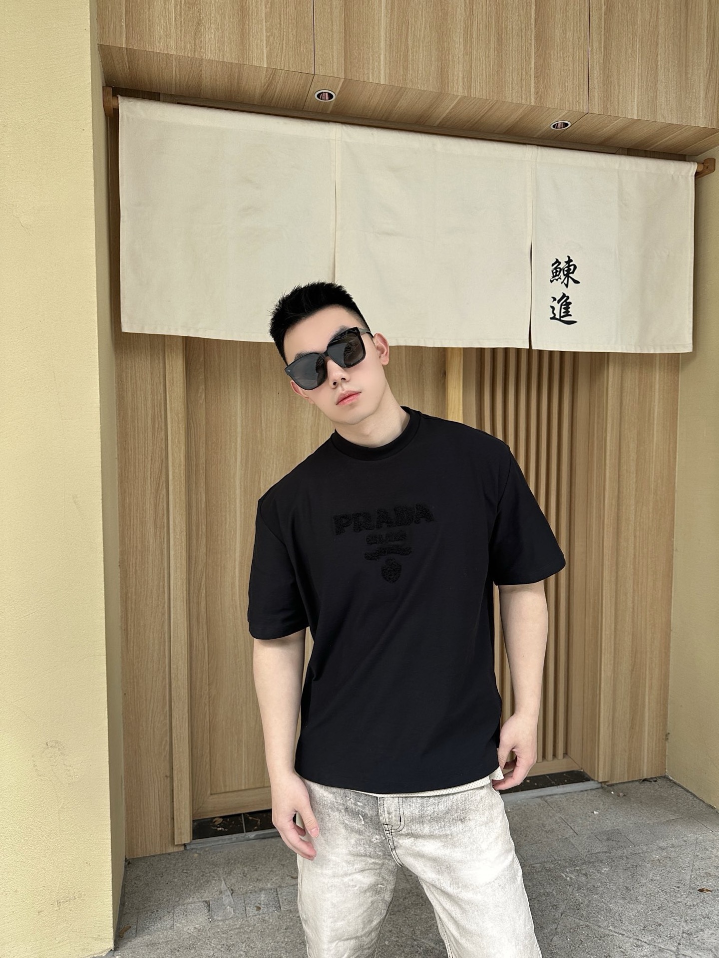 。PRADA 毛巾刺绣标识短袖面料：采用16支麻绵单面，原版定染定织。面料：螺纹搭配1*1索罗娜。工艺：
