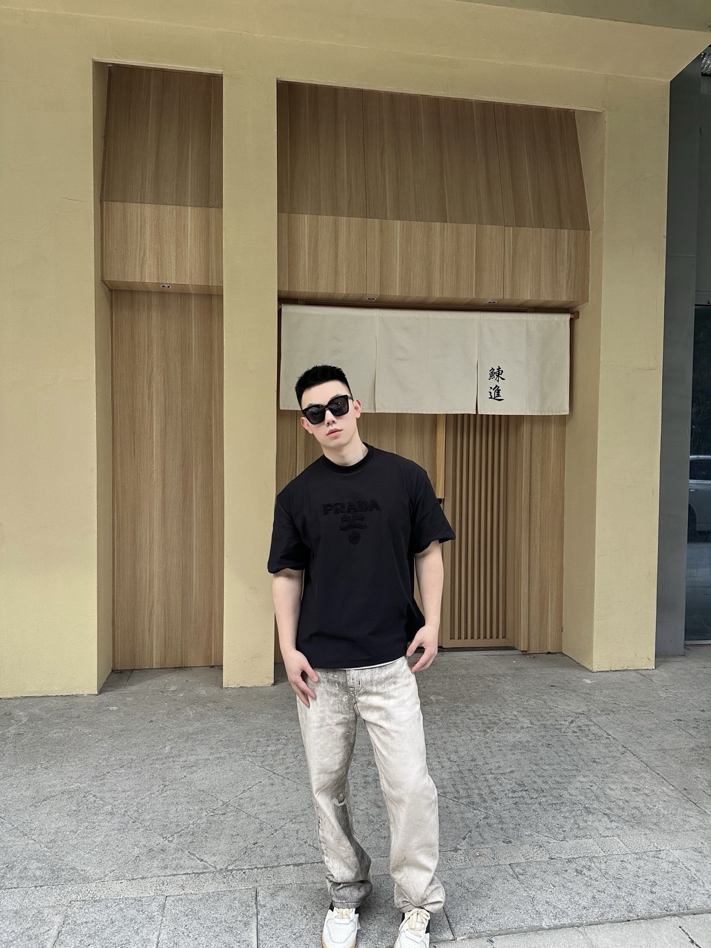 。PRADA 毛巾刺绣标识短袖面料：采用16支麻绵单面，原版定染定织。面料：螺纹搭配1*1索罗娜。工艺：