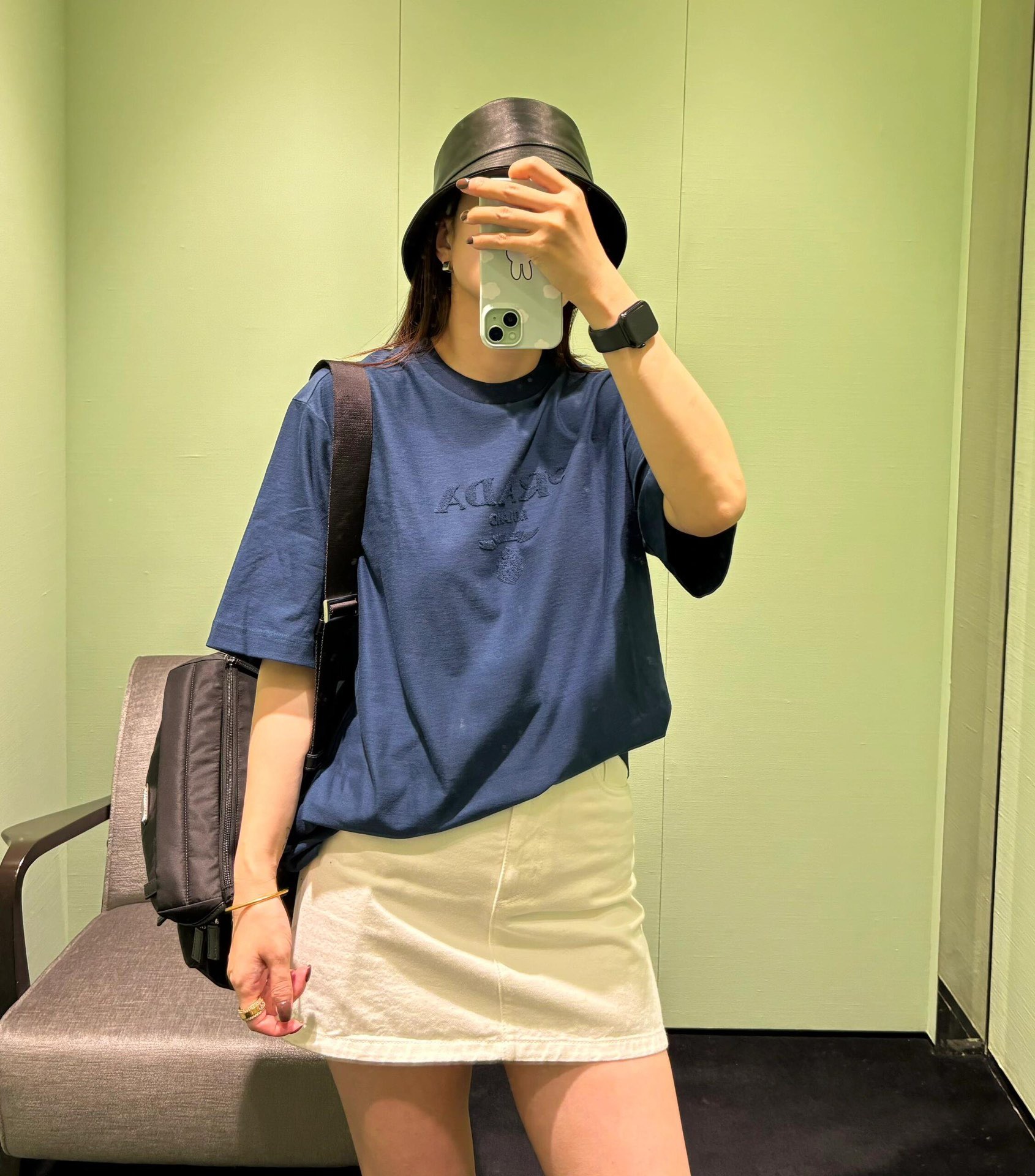 。PRADA 毛巾刺绣标识短袖面料：采用16支麻绵单面，原版定染定织。面料：螺纹搭配1*1索罗娜。工艺：