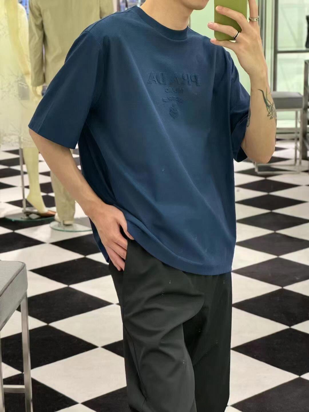 。PRADA 毛巾刺绣标识短袖面料：采用16支麻绵单面，原版定染定织。面料：螺纹搭配1*1索罗娜。工艺：