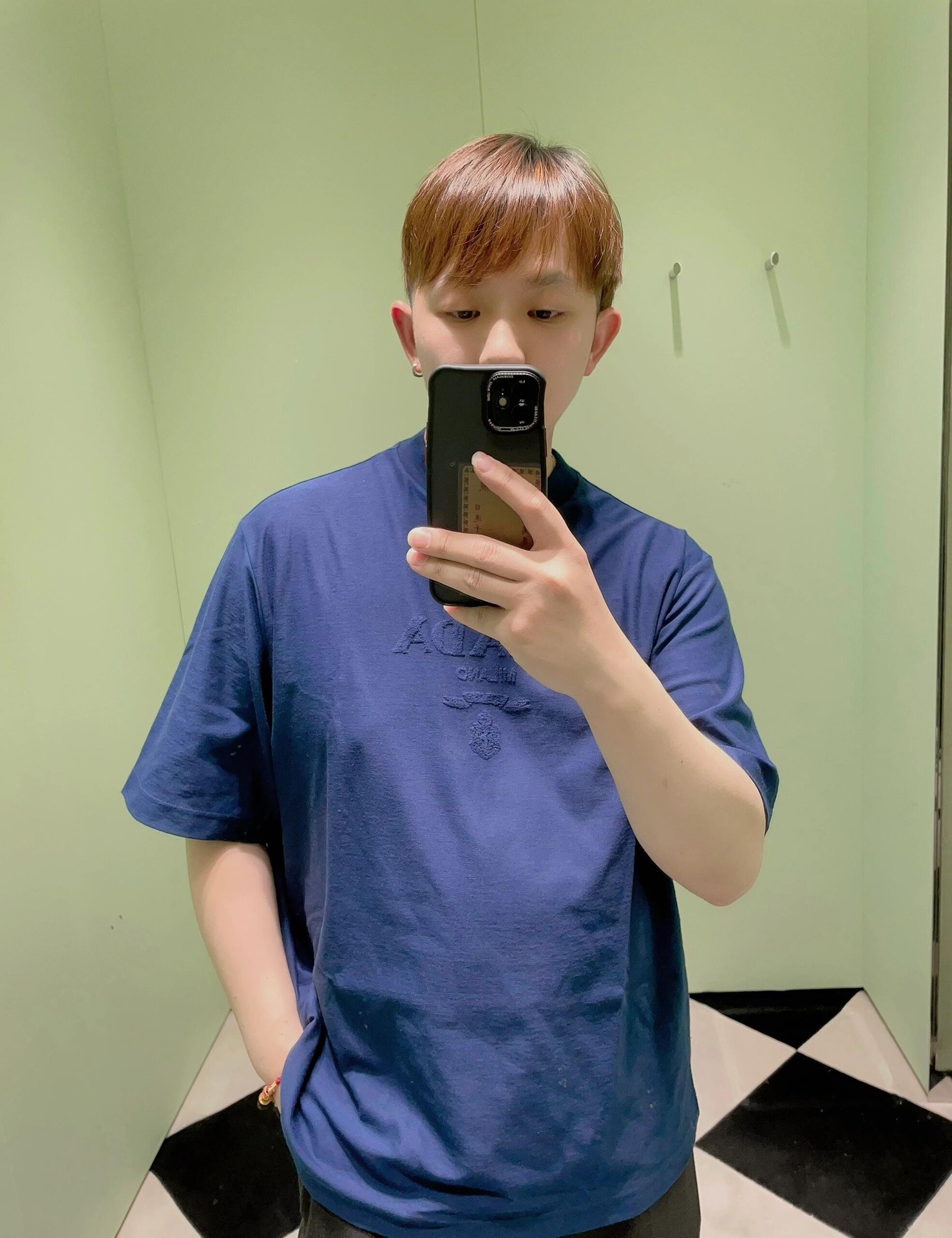 。PRADA 毛巾刺绣标识短袖面料：采用16支麻绵单面，原版定染定织。面料：螺纹搭配1*1索罗娜。工艺：