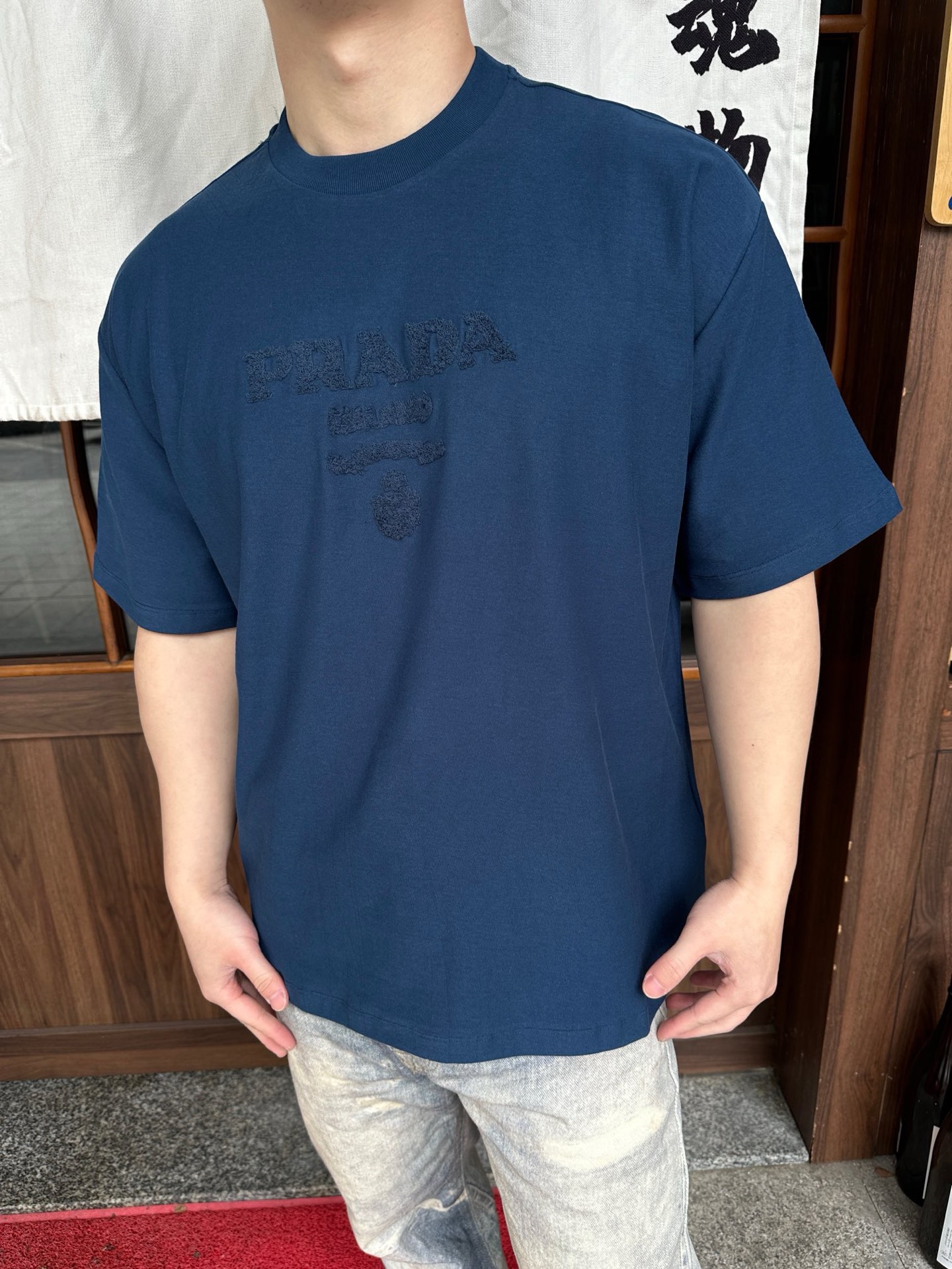 。PRADA 毛巾刺绣标识短袖面料：采用16支麻绵单面，原版定染定织。面料：螺纹搭配1*1索罗娜。工艺：