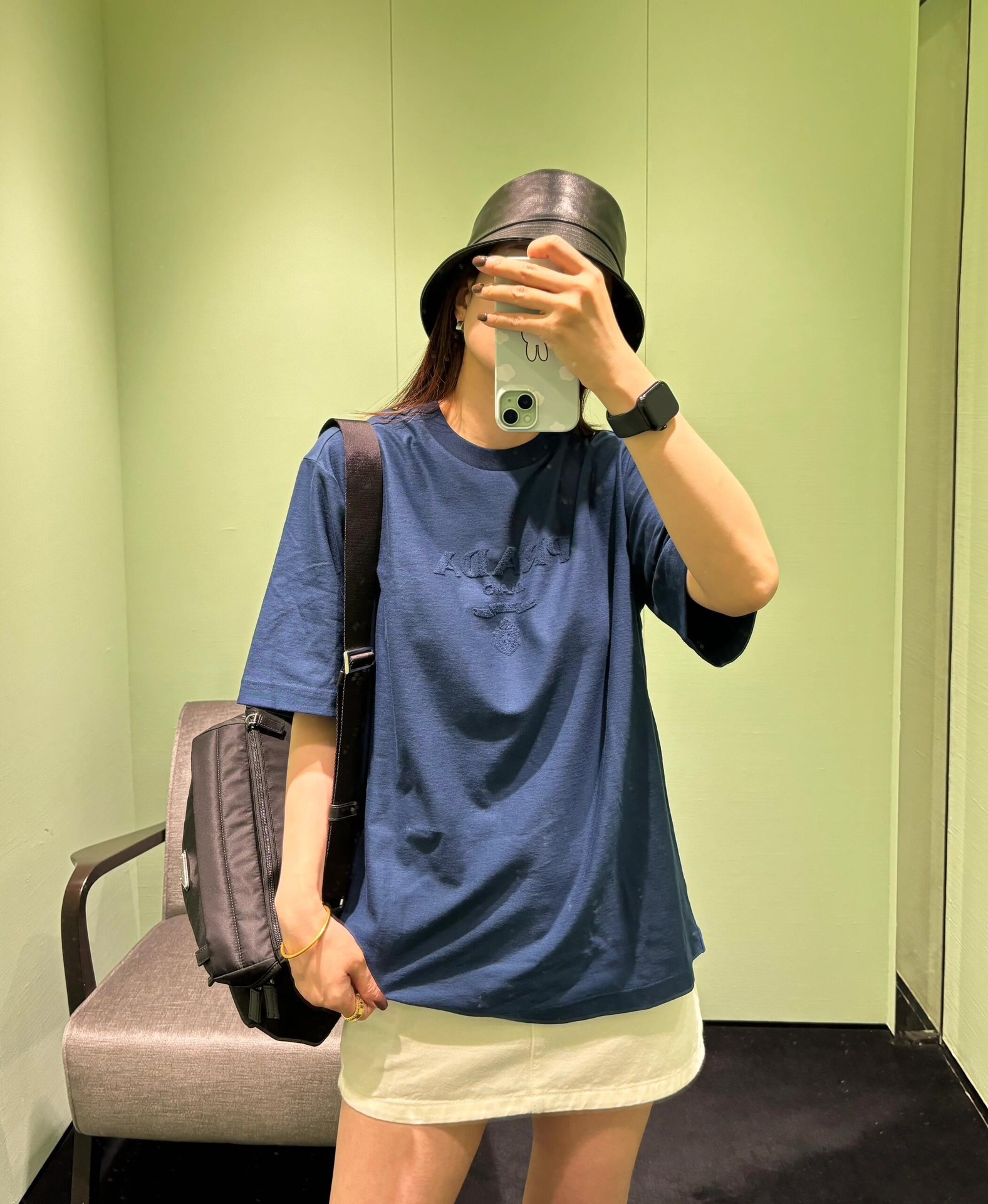 。PRADA 毛巾刺绣标识短袖面料：采用16支麻绵单面，原版定染定织。面料：螺纹搭配1*1索罗娜。工艺：