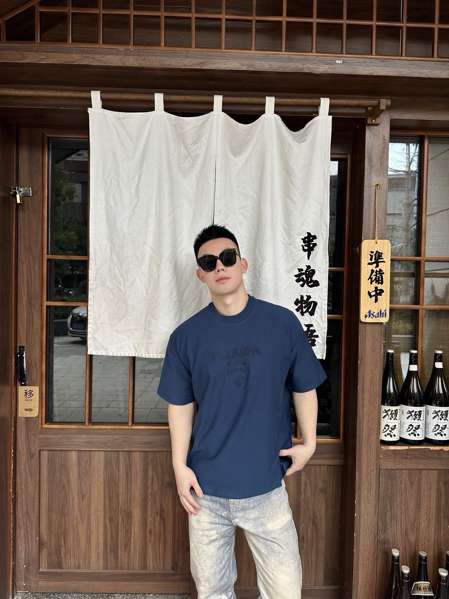 。PRADA 毛巾刺绣标识短袖面料：采用16支麻绵单面，原版定染定织。面料：螺纹搭配1*1索罗娜。工艺：
