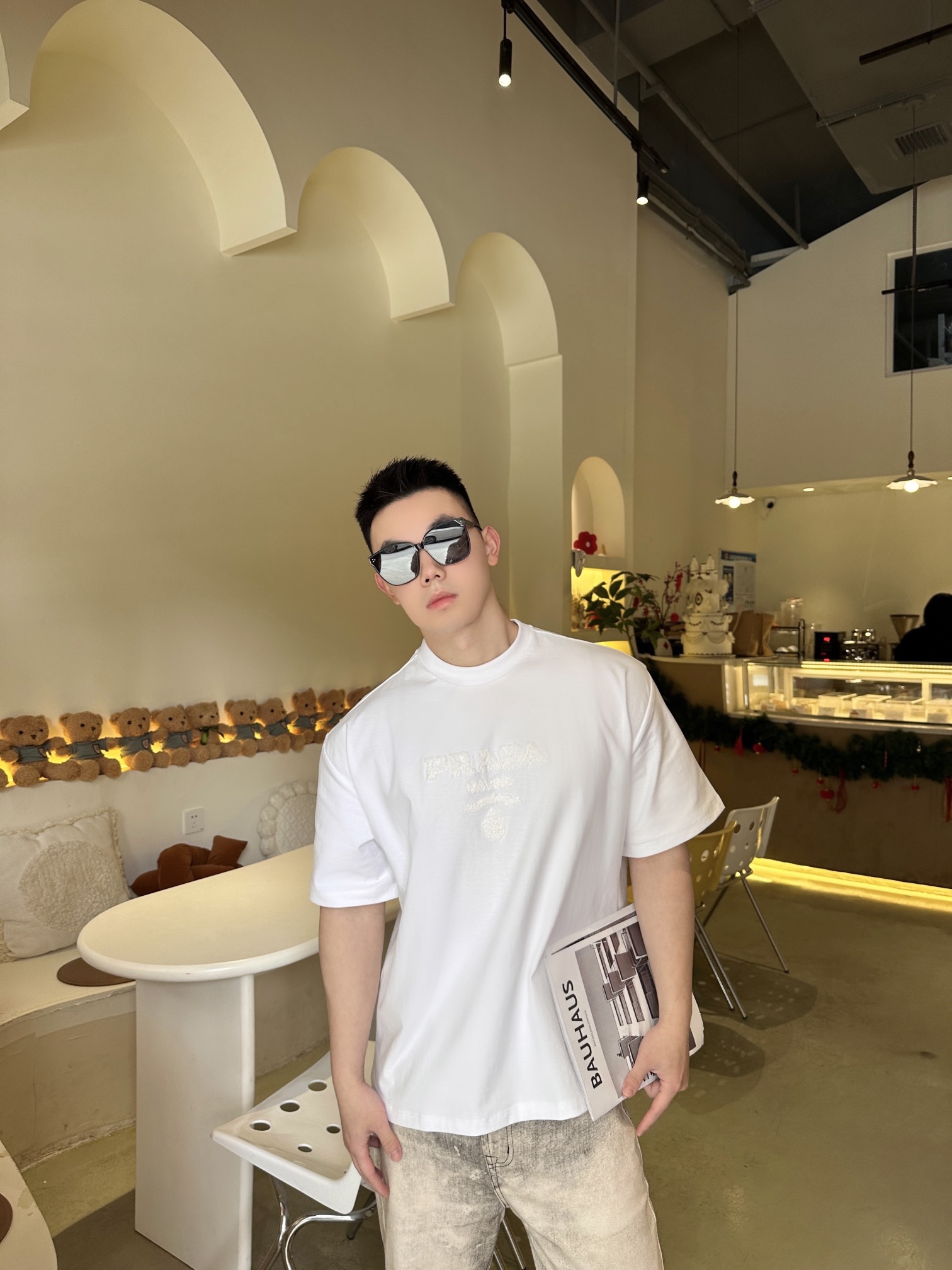 。PRADA 毛巾刺绣标识短袖面料：采用16支麻绵单面，原版定染定织。面料：螺纹搭配1*1索罗娜。工艺：